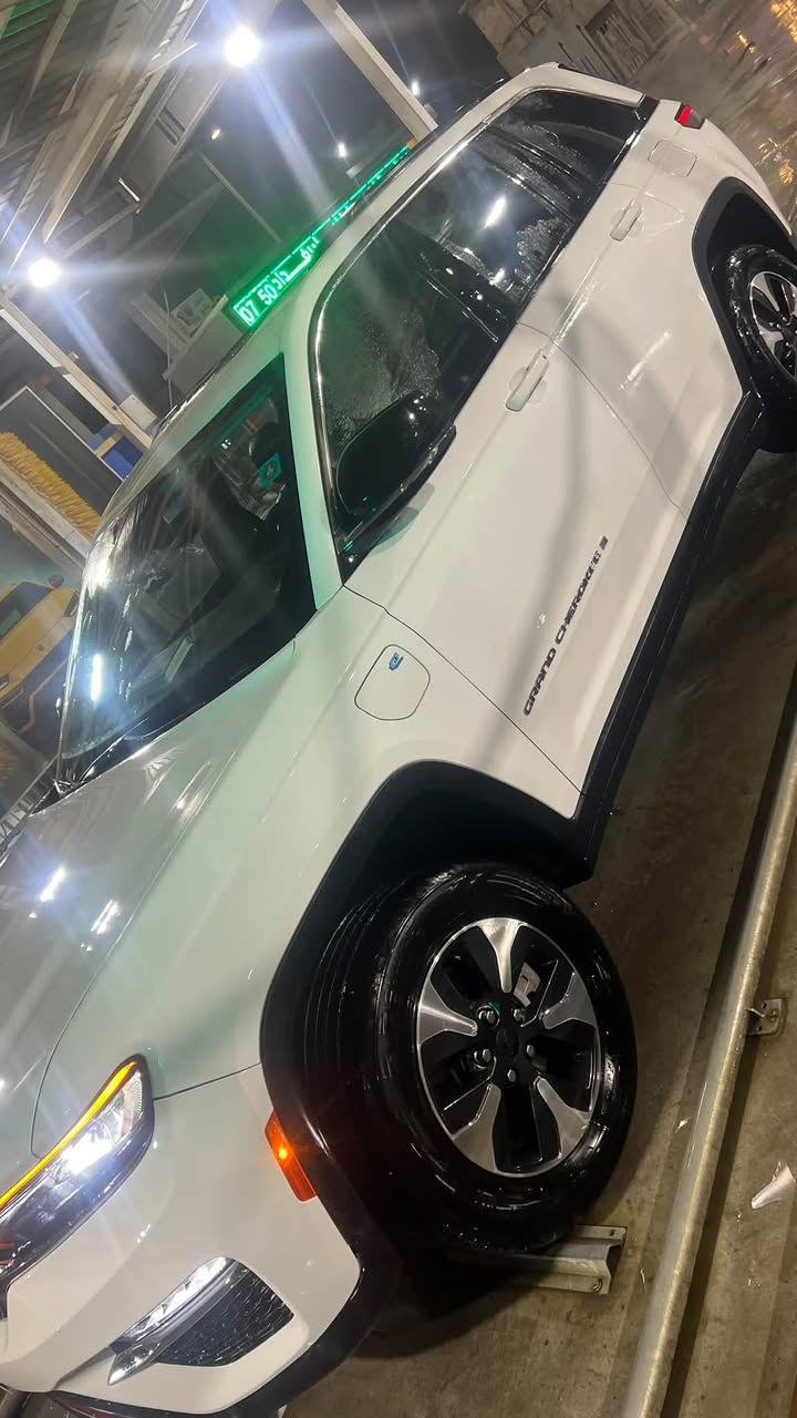 للبيع جيب Grand Cherokee 4xe Hybrid موديل 2024 🔥
▫️ هايبرد Plug-in 4xe
▫️ موديل 2024
▫️ ماشية 44 ألف 
▫️ ثلاث شاشات
▫️ مواصفات حلوة ومكملة
▫️ السيارة نظيفة وجاهزة للفحص

💰 السعر: 3 شدات و20
يعني 32,000 دولار

البيع للجادين فقط، والسيارة موجودة للفحص والمعاينة.

للتفاصيل والتواصل مراسلة خاص 📩***********

نص مكتوب في الصور:
- Power Petrol www.power-petrol.com Power
