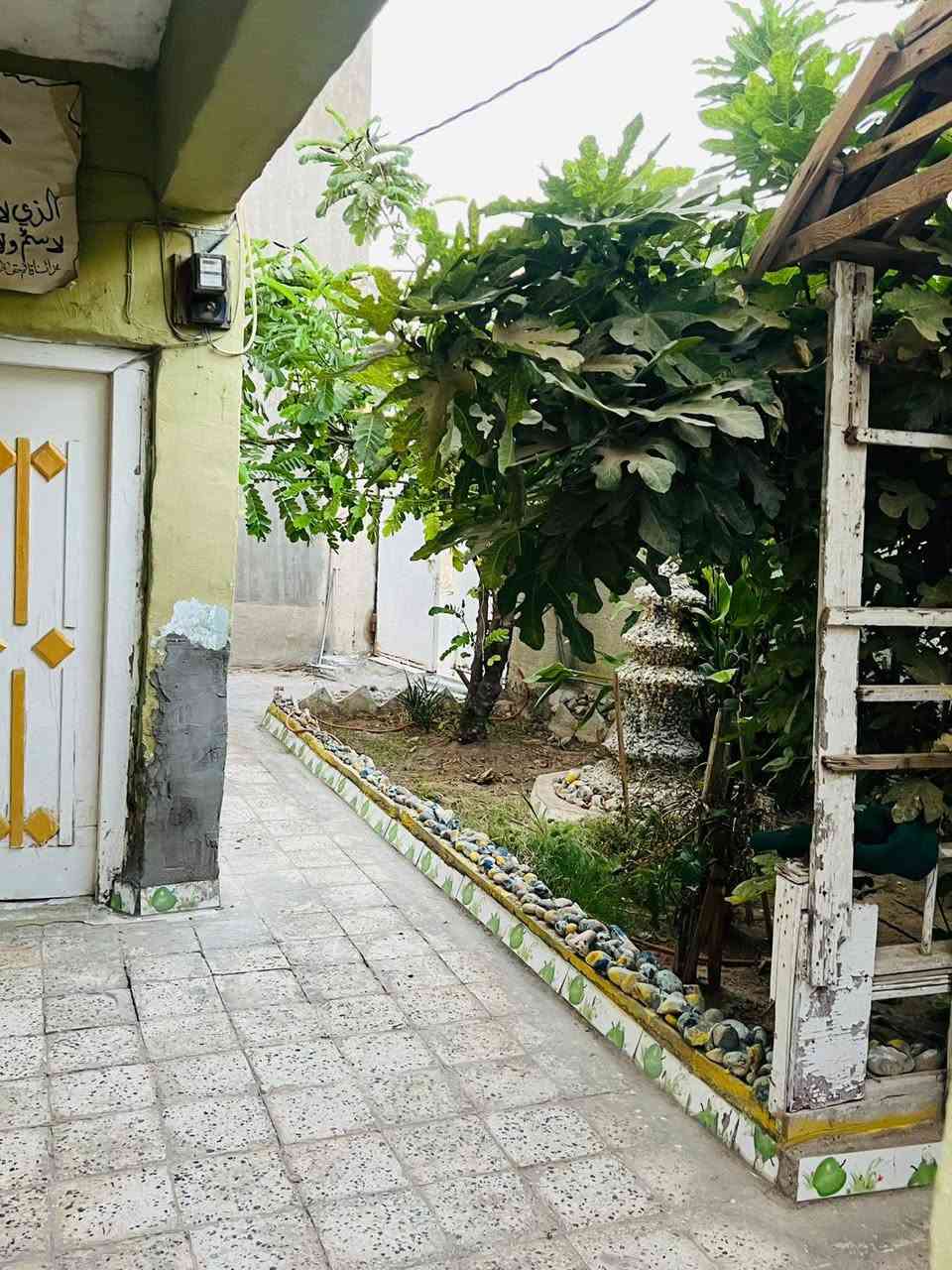 بيت للبيع ملك صرف مساحة 180متر  غرفه صاله هول مطبخ صحيات جوه وغرفه فوك بناء طابوك سقف صب مسلح  عنوان حي الوحده قرب مدرسة نوسيبه البيت صاير بصف ركن  سعر 115وبي مجال ***********
