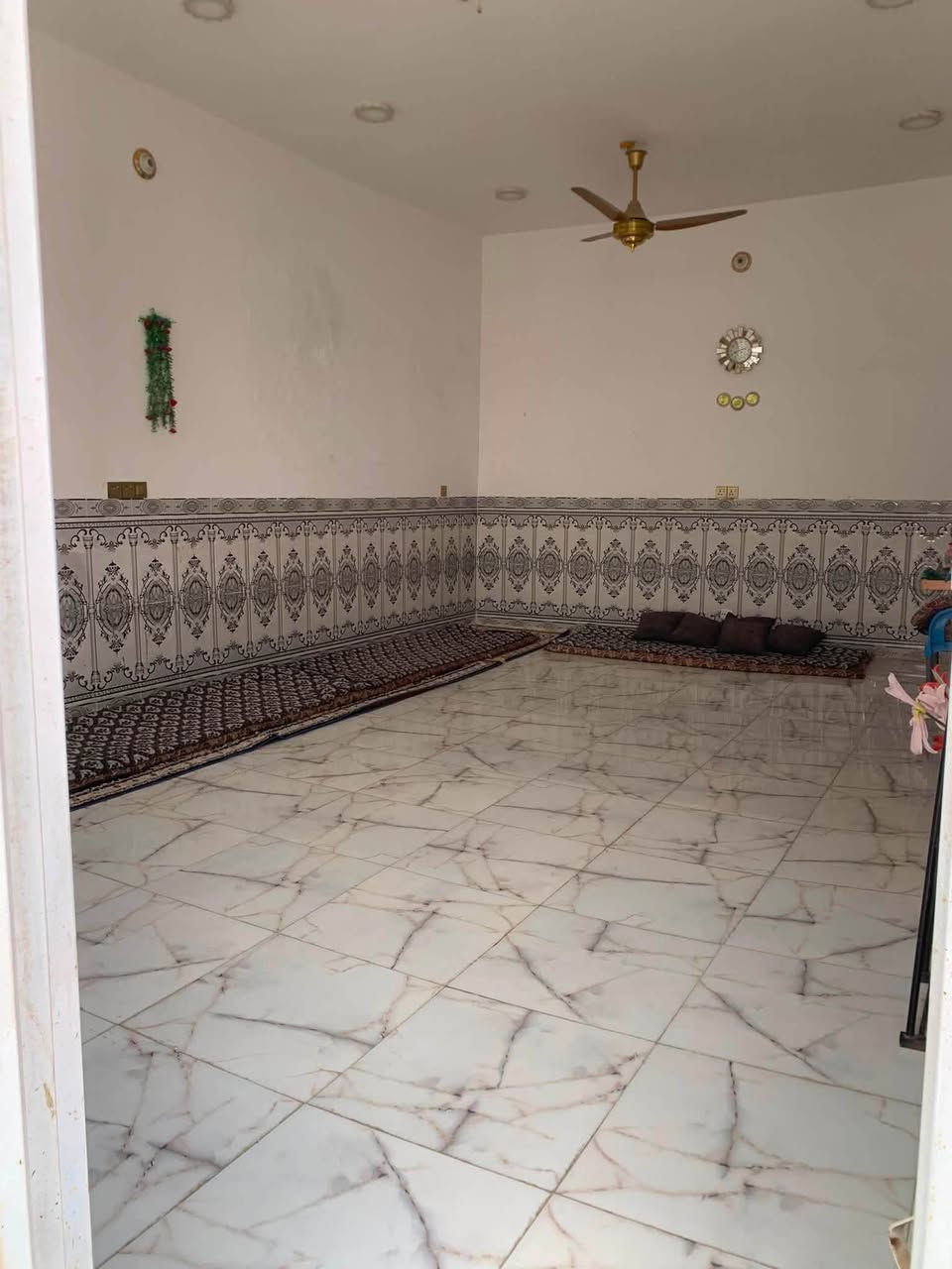 🏡 دار للبيع – موقع مميز المساحة: 250 م² طابو زراعي (سند 25) البناء: حديث، طابوق مع كونكريت مسلح، وسقف كونكريت مسلح للطابقين.
🔹 الموقع: المدحتية على ربيانه، في الفرع المقابل لوعد القصاب.
مواصفات الدار:
🏠 الطابق الأول: استقبال كبير و صالة واسعة مع مطبخ و غرفتان
🏠 الطابق الثاني: غرفتان صالة (قيد الإنشاء)
* صحيات داخلية وخارجية
✅ الخدمات متوفرة بالكامل: ماء و كهرباء و شارع صب
💰 السعر: 145 مليون دينار عراقي قابل للتفاوض.
📞 للاستفسار: ***********
