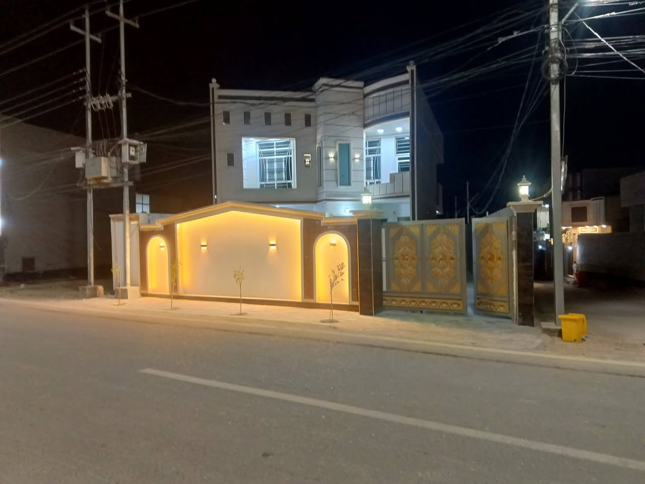 يوجد للبيت للبيع المساحه 300 بدايه الازركيه على سده مباشره سعر 200 وبي مجال بصيط. الاستفسار على الرقم

***********
