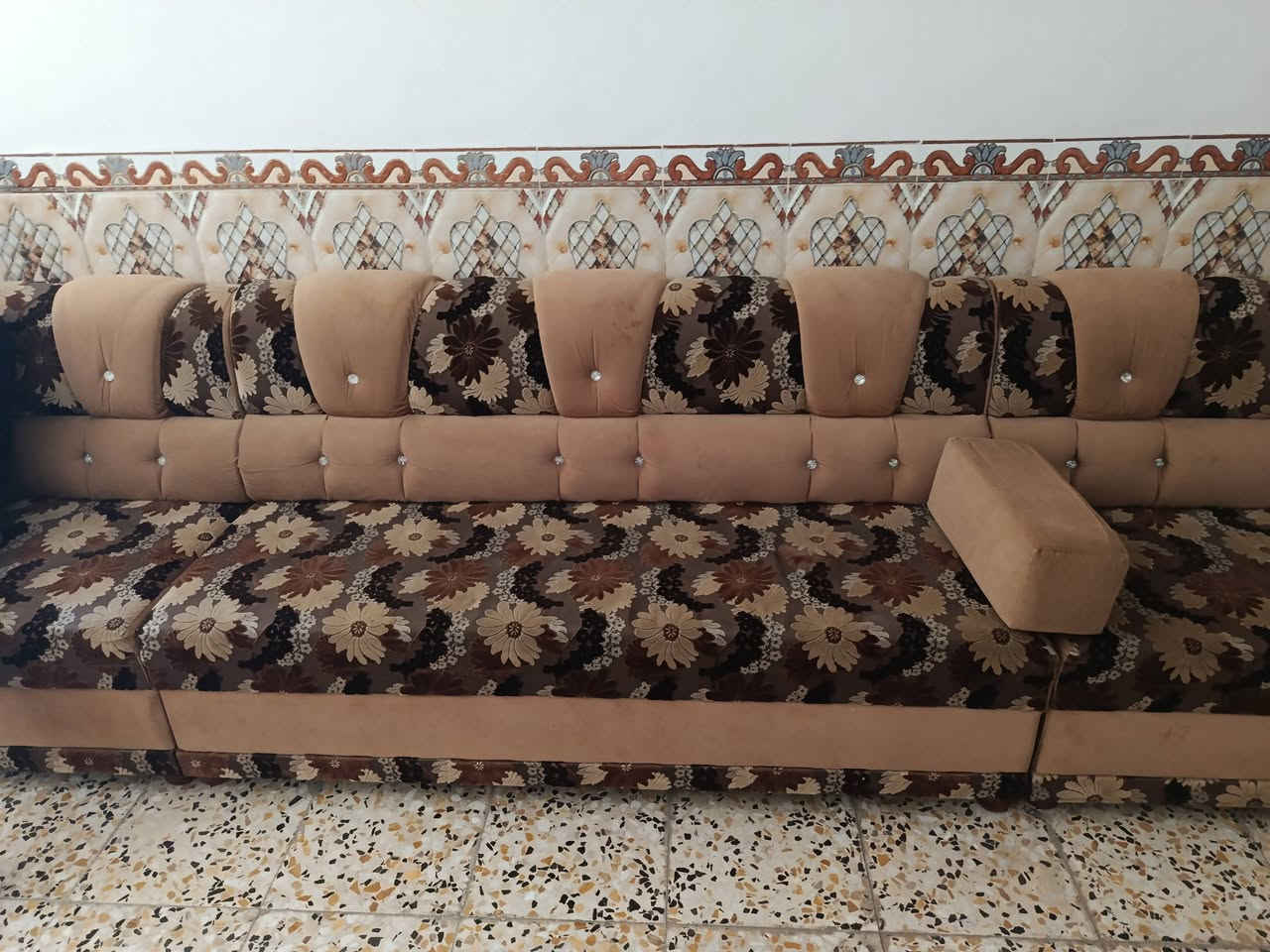 متاح للبيع ديوان تسكام عراقي  18 متر بعده جديد مامستخدم ونضيف لونه مثل ما واضح ب صور مكانه حله قرب معمل الغاز للاستفسار اكثر خاص او اتصل ***********
