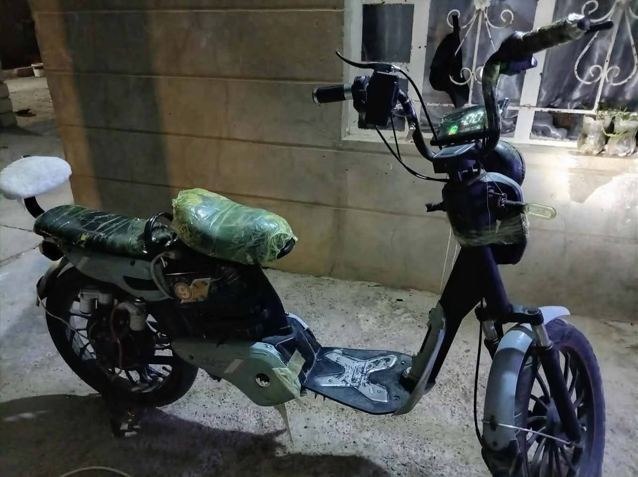 موطور شحن موديل 20 بطاريات جدد صار سبوع مبدلات
يفيد الي عنده مدرسه شغل خدمي حيل 
لايت عالي ناصي  اشاير هورن كهربائيات شرط الفحص
نضافه 75
السعر 180وبي مجال الشراي 
الرقم ***********
