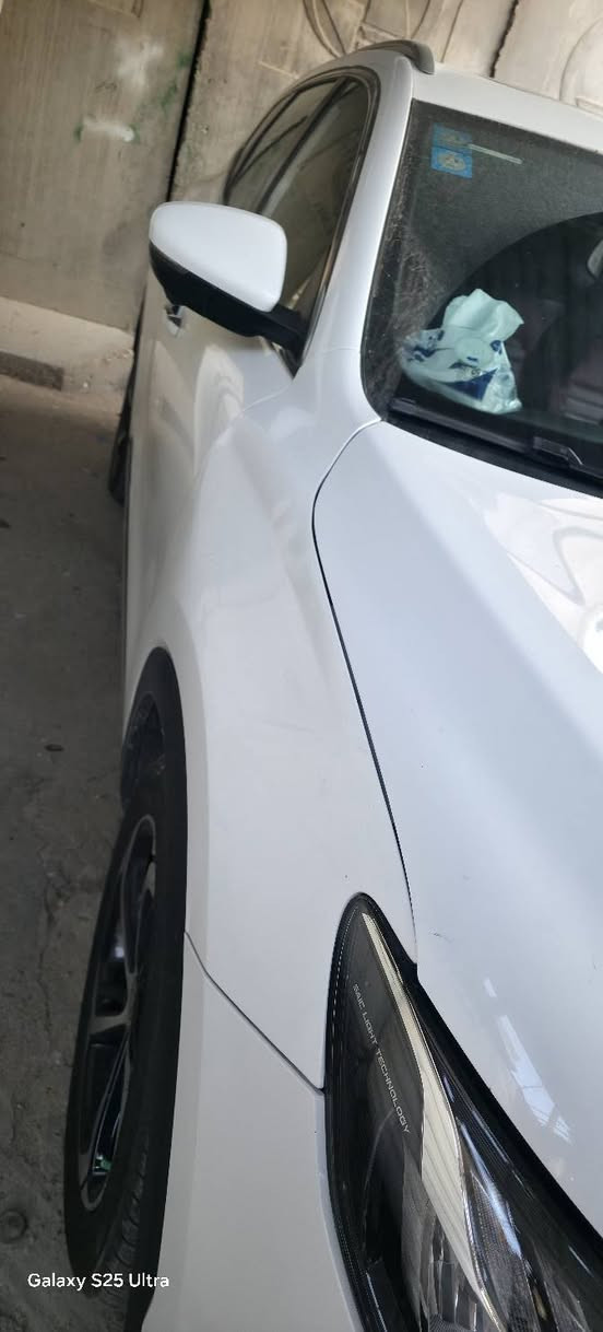 سلام عليكم لبيع بسعر جدا مناسب 142وداخل الضمان سياره مكفوله ماعدا كم طحه بسيطه جدا سياره عليها تخم تاير جديد وباتري جديظ السيارهMG HS Trophy 2023 - 2.0 Turbo AWD
الموديل: MG HS Trophy 2023
المحرك: 2.0 لتر تيربو (4 سلندر)
القوة: 231 حصان
العزم: 360 نيوتن متر
ناقل الحركة: أوتوماتيك / دبل كلتش 6 سرعات
نظام الدفع: رباعي AWD
السرعة القصوى: 210 كم/س
سعة خزان الوقود: 55 لتر
استهلاك الوقود: حوالي 8.2 لتر/100 كم
عدد المقاعد: 5 مقاعد
سعة صندوق الأمتعة: 463 لتر
الطول: 4574 ملم
العرض: 1876 ملم
الارتفاع: 1685 ملم
قاعدة العجلات: 2720 ملم �
YallaMotor +1
المواصفات والتجهيزات:
سقف بانوراما
داخلية جلد رياضية (أحمر/أسود حسب الفئة)
مقاعد كهربائية
كاميرا 360 درجة
حساسات أمامية وخلفية
شاشة معلومات وترفيه كبيرة
Apple CarPlay و Android Auto
تشغيل بصمة ودخول ذكي
مثبت سرعة متكيف (ACC)
نظام المحافظة على المسار
مراقبة النقطة العمياء
فرملة طوارئ أوتوماتيكية
إضاءة LED أمامية وخلفية
باب خلفي كهربائي
عدة وضعيات قيادة (Eco / Normal / Sport***********
