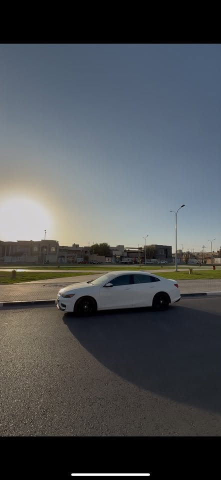 للبيع: شفروليه ماليبو LT موديل 2017 (وارد أمريكي) 🚗
السعر88 💵 وبيها مجال قليل 
البصرة📍
‎المواصفات الأساسية:
‎• المحرك: 1500 Turbo (ماكينة جديدة)، تم شدها وتجهيزها في كراج علي الكردي المعروف ببغداد.
‎• ناقل الحركة: أوتوماتيك (ATF)، دهن الجير مبدل جديد (قبل شهر واحد فقط).
‎• نظام التشغيل: بصمة تشغيل + 5 بصمات أبواب (دخول ذكي).
‎• المسافة المقطوعة: 190,000 (قابلة للزيادة البسيطة).
‎التقنيات والمميزات:
‎• شاشة تدعم نظام Apple CarPlay و Android Auto.
‎• كاميرا خلفية دوارة.
‎• تحكم ستيرن متكامل.
‎• نظام تبريد ممتاز.

حالة الصبغ: السيارة حالياً بها 4 قطع صبغ فقط.
‎• السيارة مصلحة وجاهزة للاستخدام، والمكينة والكير بحالة ممتازة جداً ولا تحتاج أي مصروف.
***********

نص مكتوب في الصور:
- أناقة لا مثيل لها، حتى في السكون. LT. استكشف التميز من كل زاوية. BidHistory.Org زورونا لاستكشاف المزيد! بصمتك الخاصة في كل تفصيل. ماليبو LT. تصميم يعكس هويتك. BidHistory.Org زورونا لاستكشاف المزيد! التميز يبدأ من الداخل. ماليبو LT. تكنولوجيا متقدمة وراحة فائقة. BidHistory.Org زورونا لاستكشاف المزيد! حرية الحركة، قوة الانطلاق. ماليبو LT. استمتع بكل لحظة على الطريق. BidHistory.Org زورونا لاستكشاف المزيد! ثقة تامة في تاريخك. ماليبو LT. شفافية وراحة بال، مع خدمة BidHistory. before after استمتع بكل لحظة على حسیبر على حسب BidHistory.org حرية الحركة، استمتع بكل لحظة على حسب طريق والتسجيل مع خدمة الطريق BidHistory.org زورونا لاستكشاف المزيد!