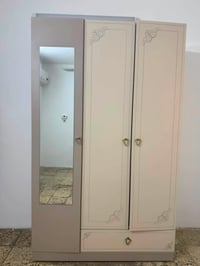 كنتور 3 ابواب تركي نظيف مع ميز تركي مع سرير حديد للبيع بسعر مناسب العن...