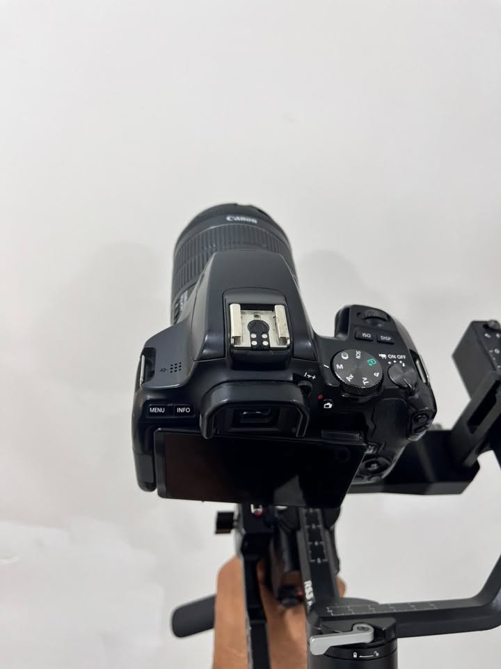للبيع كاميرا احترافية غنية عن التعريف Canon 250D 📸✨
الكاميرا نظيفة وبحالة ممتازة جداً، تعتبر الخيار الأنسب للمصورين المبتدئين، صانعي المحتوى، وتصوير المناسبات والمنتجات. خفيفة الوزن وعملية وسهلة الاستخدام.

📌 أبرز المواصفات:

•دقة الصور: 24.1 ميجابكسل لتفاصيل حادة وواضحة.

•تصوير فيديو بدقة 4K و Full HD.

•شاشة لمس متحركة بالكامل (مناسبة للتصوير من كل الزوايا والسيلفي). 

•تحتوي على واي فاي وبلوتوث لنقل الصور فوراً للهاتف.

•مدخل خاص لميكروفون خارجي لتسجيل صوت نقي.

الملحقات: (  العدسة الأصلية 18-55mm / الشاحن الأصلي / البطارية / الحزام /جنطه حجم كبير /هود للعدسة ).
 
⛔️رونين rs3
كامل ملحقات مع قبضه مفرده 
شاشه لمس 3تحكمات 

بيع الكاميرا مع الرونين 
سعرهن مليون و 100 الف وبي مجال للشراي 

للاستفسار ومعرفة التفاصيل أكثر *********** واتساب📱
