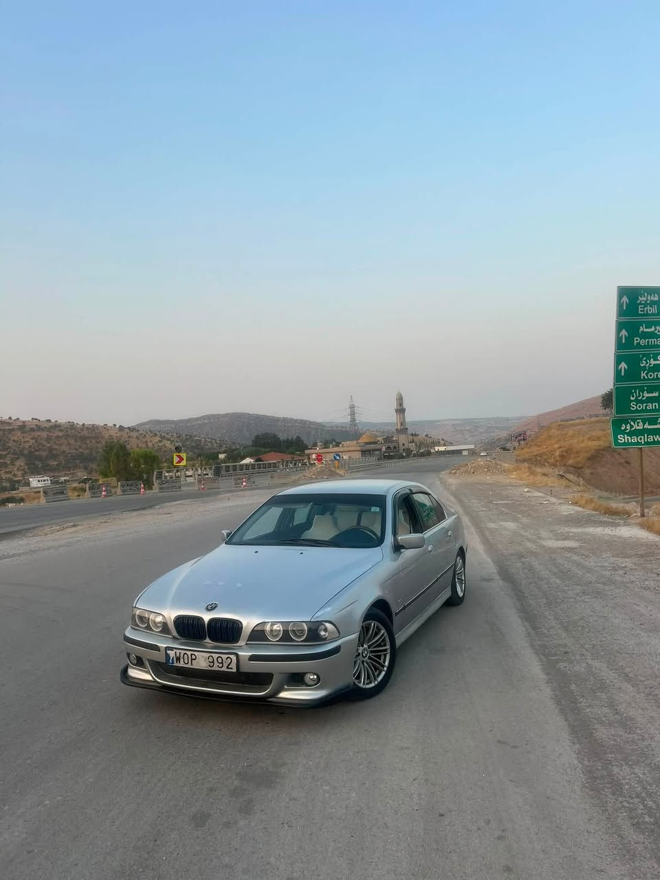 سەلام  bmw 528 بیلاد سەلارەکە زۆر جوانە
پشتوو پێشی Mمەنەفێستوو پاکانەی لەگەڵە 
گەر موشتەری تەلەفۆن بکە 
***********
