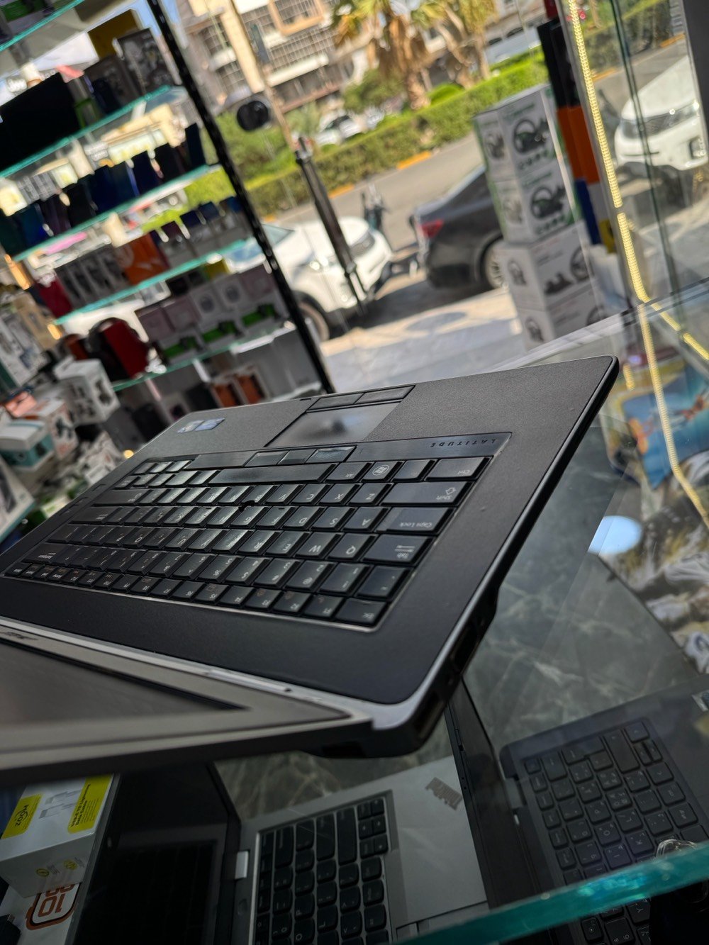 لابتوب ديل 
Core i5 
Ram 4 GB قابل للتطوير 
مساحة تخزين كبيرة بحجم 160GB
شاشه كبيرة بحجم 14 FHD 
مشغل أقراص 📀 dvd 
منفذ HDMI 
منفذ USB عدد ٤ 
بطارية جديدة تدوم اكثر من ساعتين 🔋 

مناسب جداً للدراسة والأعمال المكتبيه والألعاب المتوسطة ✅

فقط بسعر 115 الف

***********
موصل الزهور