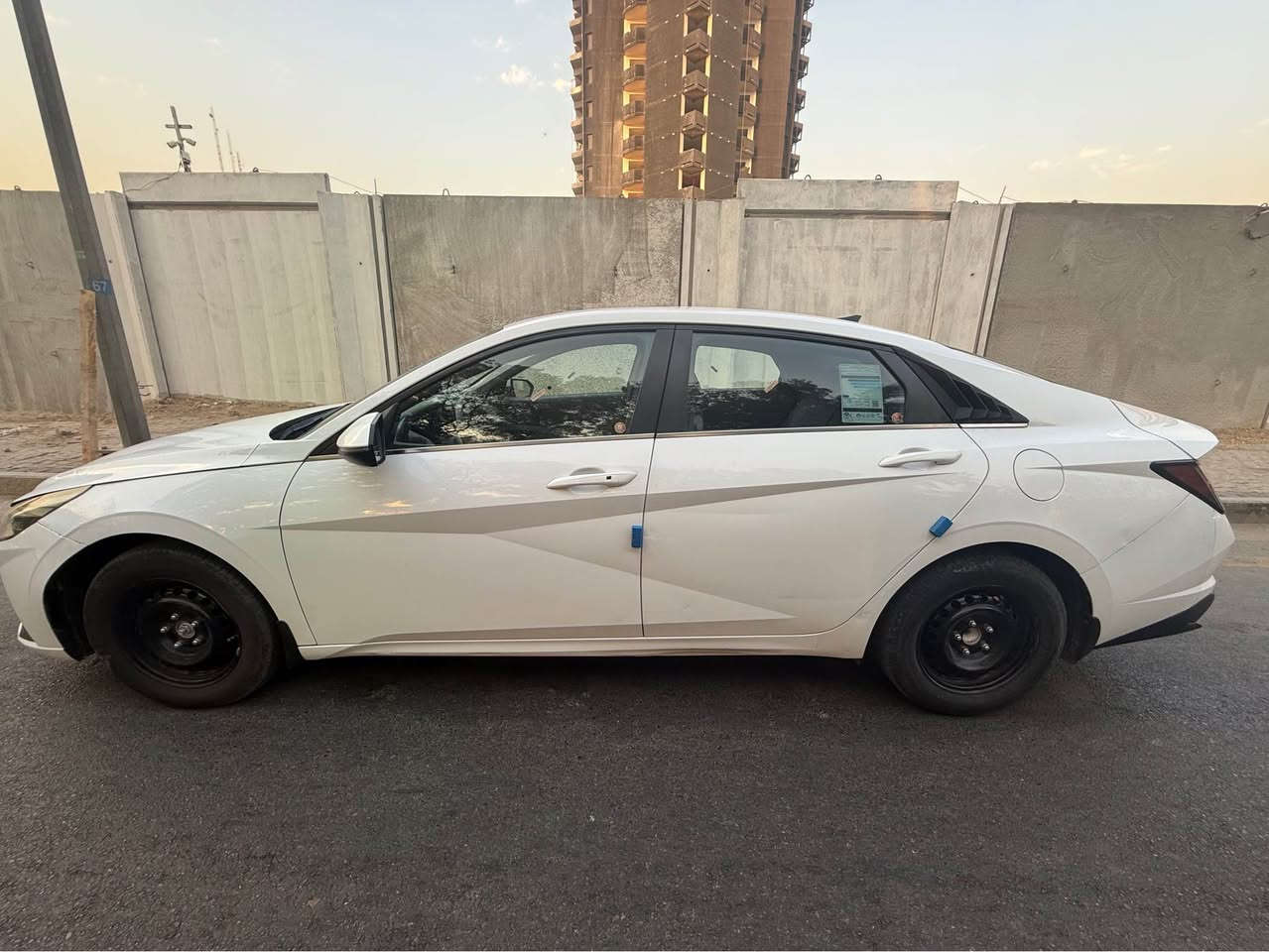 السلام عليكم 

النترا 2021 (( خليجي )) للبيع 
رقم بغداد الجديد ب اسسمي 

فول مواصفات السيارة 

محرك 2000 / فتحة / بصمه 
تبريد قطعتين / لد امامي وخلفي
شاشة اعطال وبيه بعد هواااي 

السيارة بيه بارد جاملغ امامي ايمن 
وبيه شوية بارد بداية بنيد وجاملغ 
منزل صورة قريبة كلش حتى تشوفوه
محرك مفتوح وكفاالة كير كفااالة
تبريد ثلج وكفالة الحمدلله والشكر

مكانها بغداد السيارة 

السعرر 135 وبي محال بسيط همين

*********** بي واتساب همين بغداد, العراق
