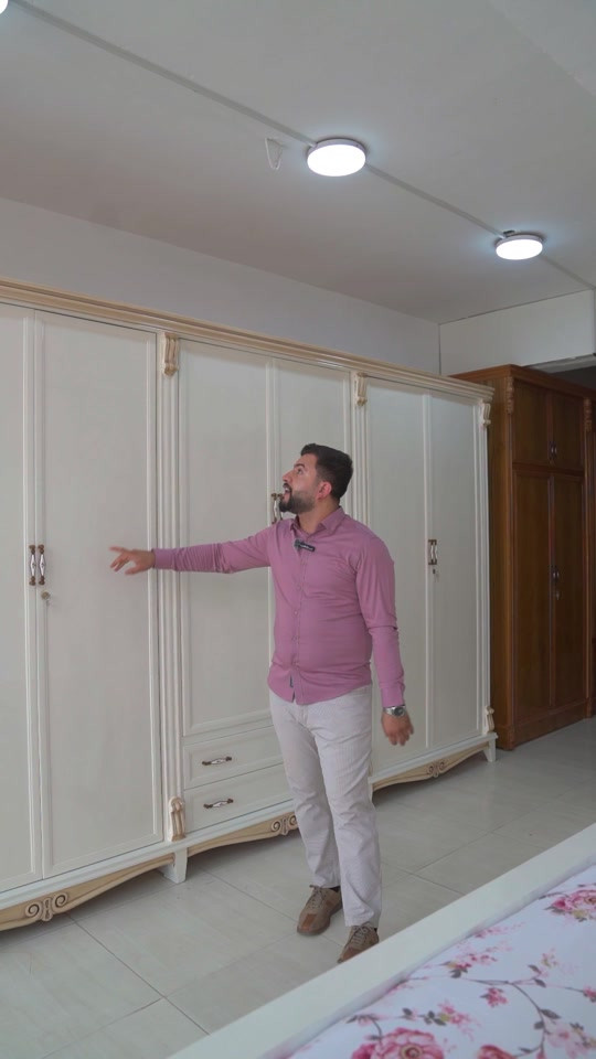 ⁨	هاي الغرفه خالية من mdf ❌  عباره عن خشب وصاج وزان وجاوي موديل فينيسيا  اللون اوف وايت  هاي الغرفه مصبوبة صبابة  السعر 4 ملايين 750 الف نجارة عراقية 100‎%‎ ضمن وجبة الدرجة الفاخرة غرفة 6 ابواب  الوجهه 5 ملم معاكس ابيض جميع ملحقات الغرفه الكنتور الزاويه الجربايه ميز مرايه الكومديات الوجهه والداخل 5 ملم  القاعدة كبس صاج وجهين 5 ملم يعني عمل تنسى عمر الظهر چرچوبة داخلية شد براغي  كل الغرفة خشب زان 7 ونص سم كل الغرفة لف الابواب والمجرات خشب زان 4ونص سم السرير عدد 2 لوح خشب چام مع بلوك ارضية يكون ارجل عدد 8 ارجل جاوي مجفف مرتفعه عن الارض  حجل زان وطابورية اضافية  ارتفاع الكنتور 2.30سم عرض الكنتور 3.60سم عرض زاوية الملابس 1.20سم النزال ( العمق ) 60 سم يعني الكنتور وزاوية الملابس ضلع كامل 4.80سم الجربيه 3.00سم المنام 1.80سم في 2.00سم السعر 4750 معرض ومعمل الخزرجي للأثاث    الشد والتوصيل مجاني الى جميع محافظات العراق    ✔ تتوفر لدينا داخل صالة العرض تشكيلة من الموديلات  📍 _زيارتنا على موقعنا حلة / منتصف شارع ابو القاسم /من جهة سوق الحلة الكبير مجاور دكتور مكي الابراهيمي طبيب الاسنان.. ***********  *********** #معرض_ومعمل_الخزرجي_للأثاث    #غرفة_نوم #fypage #اكسبلور #اثاث 
