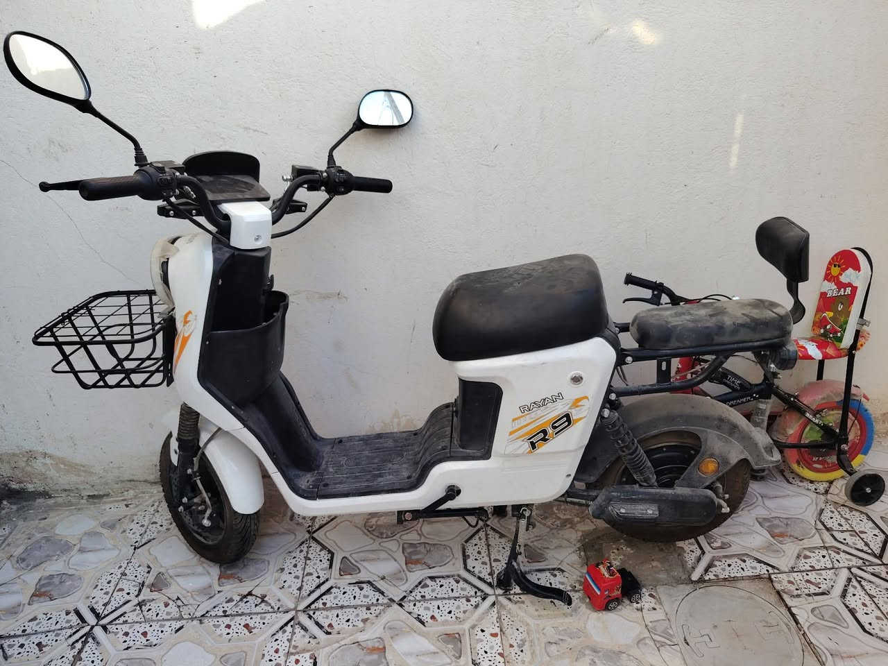 دراجه شحن للبيع او مراوس بدراجه بطه
R9 _ 2026
خمس بطاريات 
ملف ١٢٠٠ حقيقي 
منضومة دسك امامي خلفي 
دراجه نضيفة صارلي شهر من اخذتهه ورقة موجوده 
دراجه مابيهه اي نقص و اي مشكلة مابيها شحط مامشحوطه 
العنوان الديوانية طريق سيد محيل 
السعر ب٦٥٠وبيها مجال للشراي مو شراي لاتشلع كلبي 
الواتساب:***********
