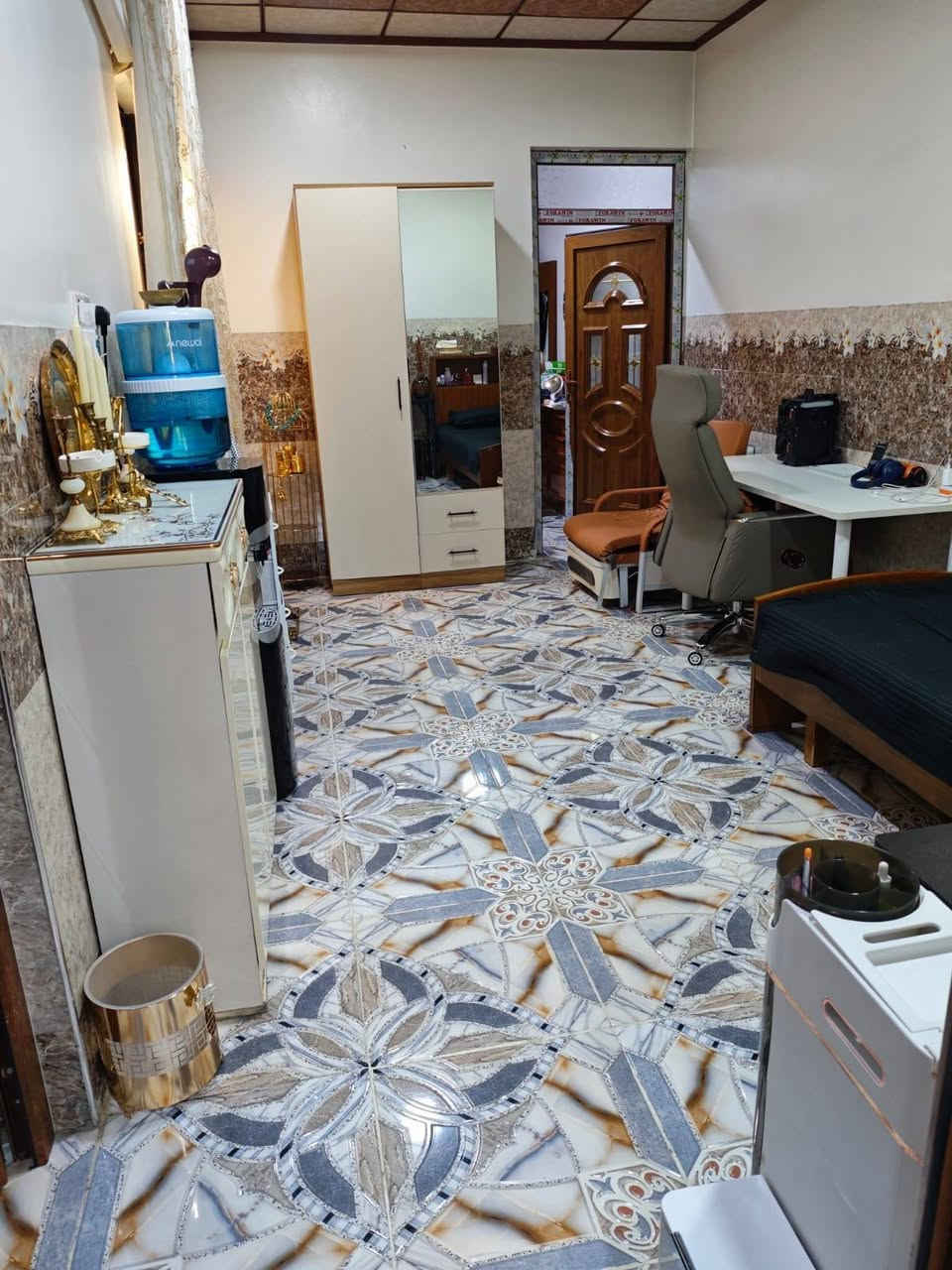 بيت 100متر حي السماح الاولى طابق اول استقبال وهول وغرفة نوم ومطبخ وصحيات ومنور الطابق الثاني  ما كامل غرفتين وهول وصحيات وبلكونة التواصل***********

