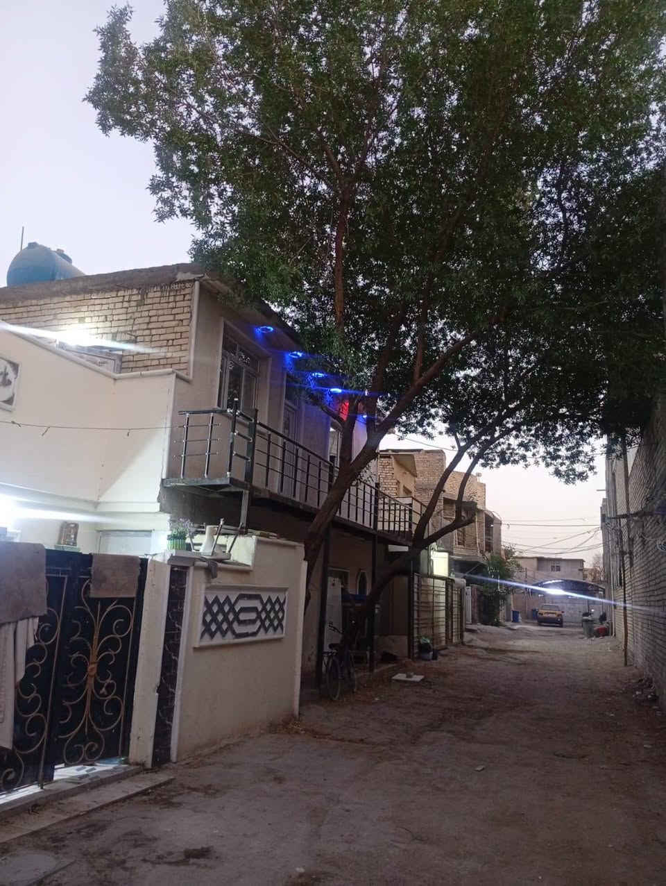 السلام عليكم بيت مساحته 82.5 الواجه 15 والنزال 5.5 زراعي سند 25 طابقين بي 3 غرف نوم وحده جوه واثنين فوق صاله ومطبخ واستقبال وحمام وتواليت جوه و تواليت بره ومنور بي وطرمه  البيت يرهم للأستثمار يصير بيتين شارعه جدا هادئ وحلو وماكو مقابيلك جيران الموقع الدوره شهداء ابو دشير قرب مستوصف التحدي او مدرسة حفصه بزراعي السيد  للاستفسار اكثر رقمي ((((واتساب فقط مفتوح )))) ***********
