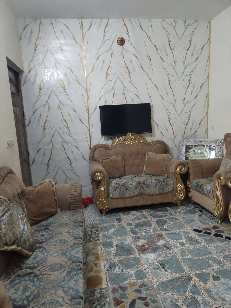 السلام عليكم ورحمة الله وبركاته
بيت للبيع تجاوز ملاسق للطابو حي الرئاسة شارع 20 فرع صيدلية الرئاسة قبل الملاعب مال دوحي المساحه 90 متر الواجهة 7 اله ربع النزال 13 قاطين شغل نضيف عوزه فقط شتايكر للسطح السعر 65 للاستفسار التواصل على الرقم ***********
