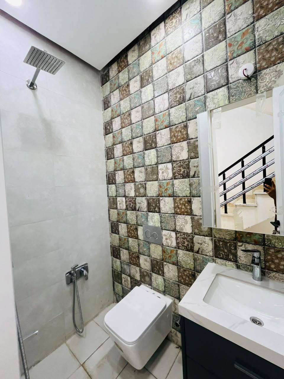 دار  البيع 🏠
المساحه 100متر
📍بغداد حي جهاد
 (خارجيه الاطباء)
يحتوي دار ع مدخلين
  طابق ارضي 
{صاله+مطبخ+منور+غرفه نوم+خدمات 🚾
وخدمات🚾 خارجيه الضيوف}
------------------------
طابق ثاني 
يحتوي ع
 2غرف نوم
حولي
خدمات🚾
---------------------
طابق ثالث 
غرفه نوم
بيتونه 
سطح
----------------
سعر جدآ 💰مناسب
الاستفسار اتصل📞 واتساب
رقم ***********
صادق ابو محمد
