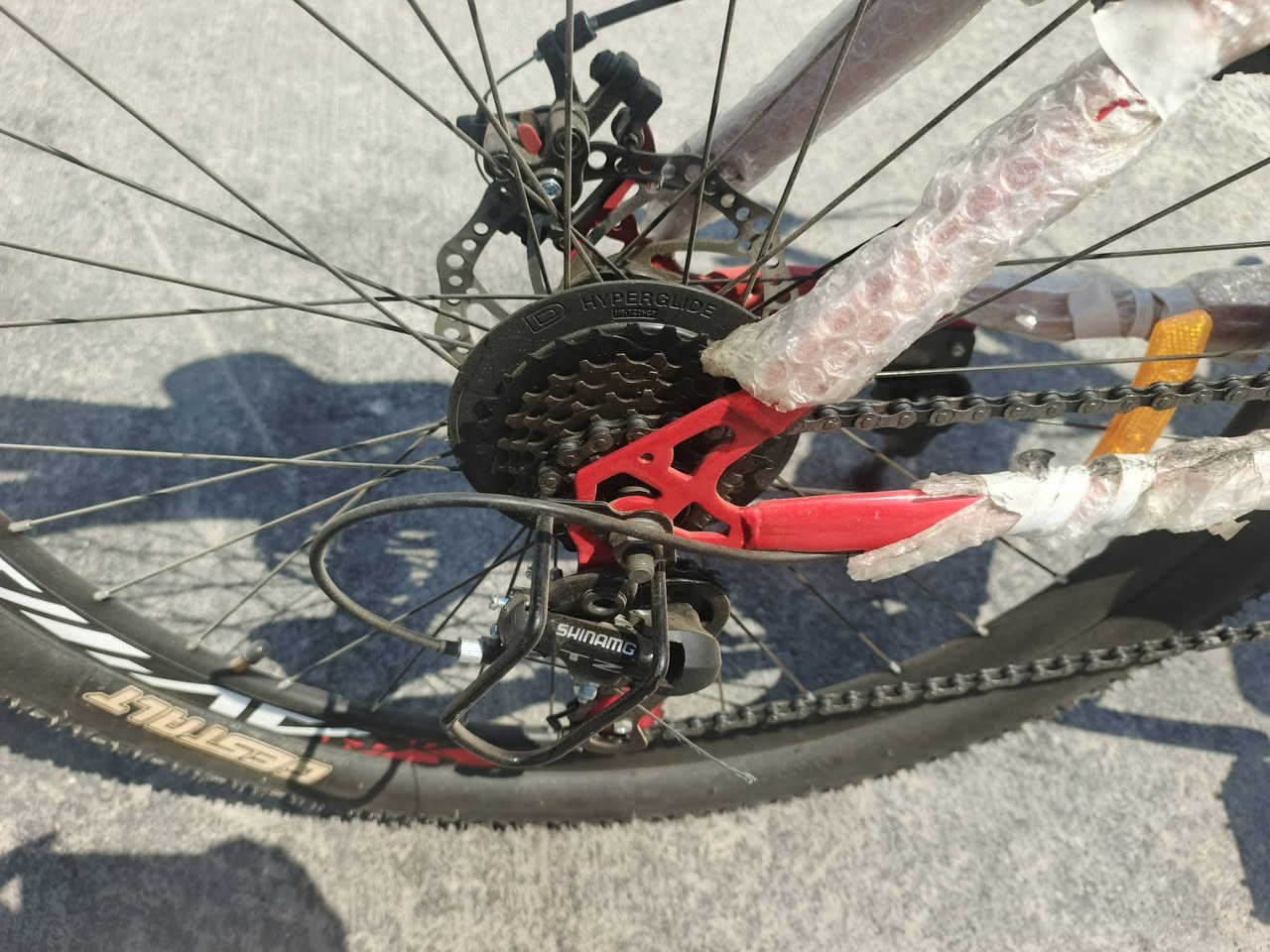 سلام عليكم بايسكل للبيع جديد مستخدم سبوعين تقريبآ
المواصفات: 
النوع: Mountain Bike (دراجة جبلية)
المقاس: 26 إنچ
السرعات: 21 سرعة (3 أمامي × 7 خلفي)
الفرامل: ديسك أمامي وخلفي
الشوكة: أمامية تعليق
السعر 200 ومجال للشراي 
تواصل ***********
