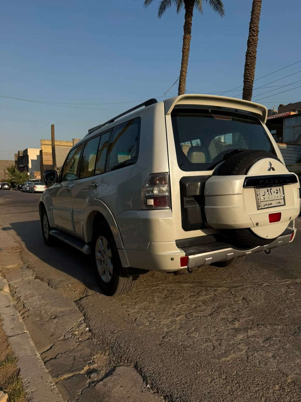 السلام عليكم 
باجيرو للبيع موديل ١٤ خليجي
مكفولة كفالة عامة عدا بارد باب الجنطه ع كد شبر كلش بسيط  
مكينية ٦ سلندر (3500)
گير محرك تبريد كفالة 
سيارة استخدام شخصي مواصفاتها معروفة حبتور
ماشية ١٣٠ رقم بغداد بأسمي 
رقم التواصل ***********
السيارة مكانها المنصور الاميرات
