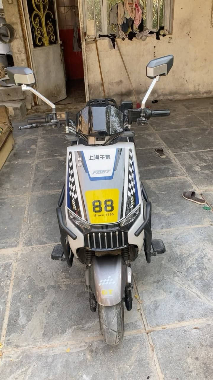 ---

*للبيع سكوتر كهربائي رياضي نظيف جداً* 

*المواصفات:*
- *الماركة*: Shanghai Ganhe - FAST GT
- *اللون*: ابيض × رصاصي - رقم 88
- *المحرك*: 3000W قوي 
- *البطارية*: 72V  
- *المدى*: 60-80 كم بالشحنة الوحدة
- *السرعة القصوى*: 80 ×إلى 100
- *الحالة*: نظيف، ماشي 
- *الاضافات*: مرايات كبيرة، حمالات حماية، دواسات خلفية، شاحن اصلي + خوذه وبدله مطريه 

*المميزات:* 
اقتصادي 100% شحن كهرباء بدون بانزين وصرف. 
ملائم للشغل وللطلاب وللتنقل داخل بغداد.

*السعر*: 1,300,000 دينار قابل للتفاوض بالمعقول 
*المكان*: بغداد - [المشتل]
*للتواصل************  واتساب

بيها مجال تعال عاملني وتدلل ❤️
