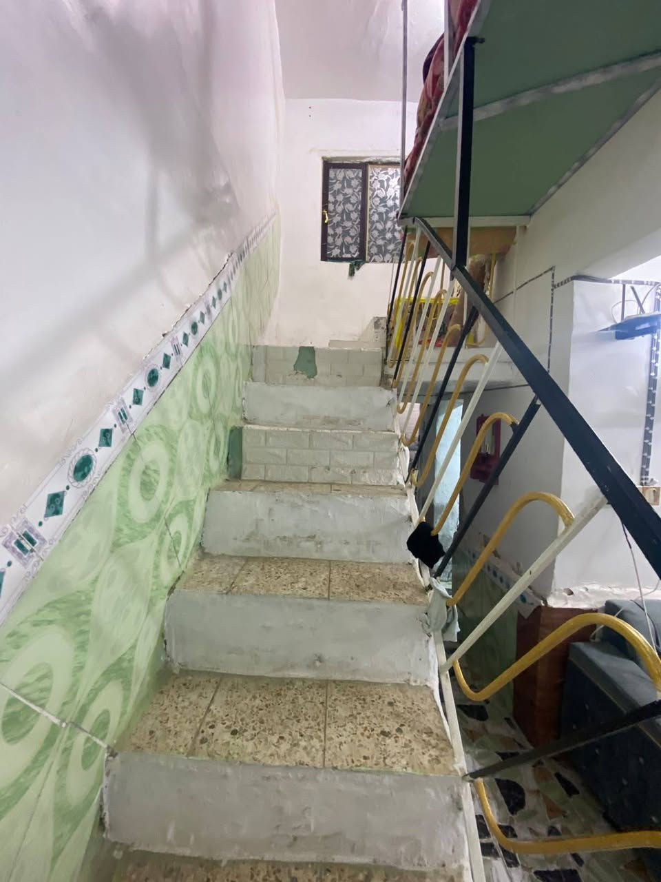 بيت للبيع حي الرحمه شارع المقرنص (السوق)
المساحه ٨٠ متر 

يحتوي على( صاله واستقبال ومطبخ وغرفه وحمام خارجي وداخلي)

السعر 35 وبي مجال قليل

للتواصل واتساب فقط ( ***********)
