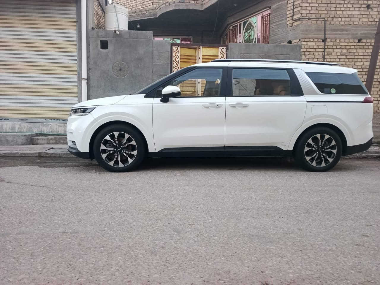 السلام عليكم 
للبيع أو المراوس حسب القناعة بأقل سعر .كيا كرنفال موديل 23 كفالة عامة رقم بغداد دولي بأسمي ماشيه 47 ,محرك 6 سلندر (خط واحد بنزين فقط) و جناية الكرنفال تعرف شنو البنزين فقط من ناحية قوة المحرك و السرعة داخل عسلي كشنات سياحي جلد ٩ راكب تبريد تدفئه بالكشنات توقف ذاتي رادار تشغيل عن بعد  السعر ٢٨٥ للاستفسار الاتصال على الرقم ***********
***********
