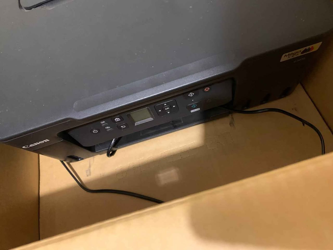 السلام عليكم، للبيع طابعة كانون أصلية
​الموديل: Canon PIXMA G3470
 (طباعة - استنساخ - سحب سكنر).  
​الاتصال: وايرليس (Wi-Fi) تدعم الطباعة المباشرة من الموبايل واللابتوب.  
​النظام: نظام تانكي الحبر الاقتصادي(Zero Cartridge) بدون خراطيش.  
​الحالة: مستعملة قليل جداً مع الكارتون وكامل ملحقاتها.  
​السعر: 155 ألف دينار (وبيها مجال بسيط).
للتواصل والاستفسار: *********** كركوك, العراق

