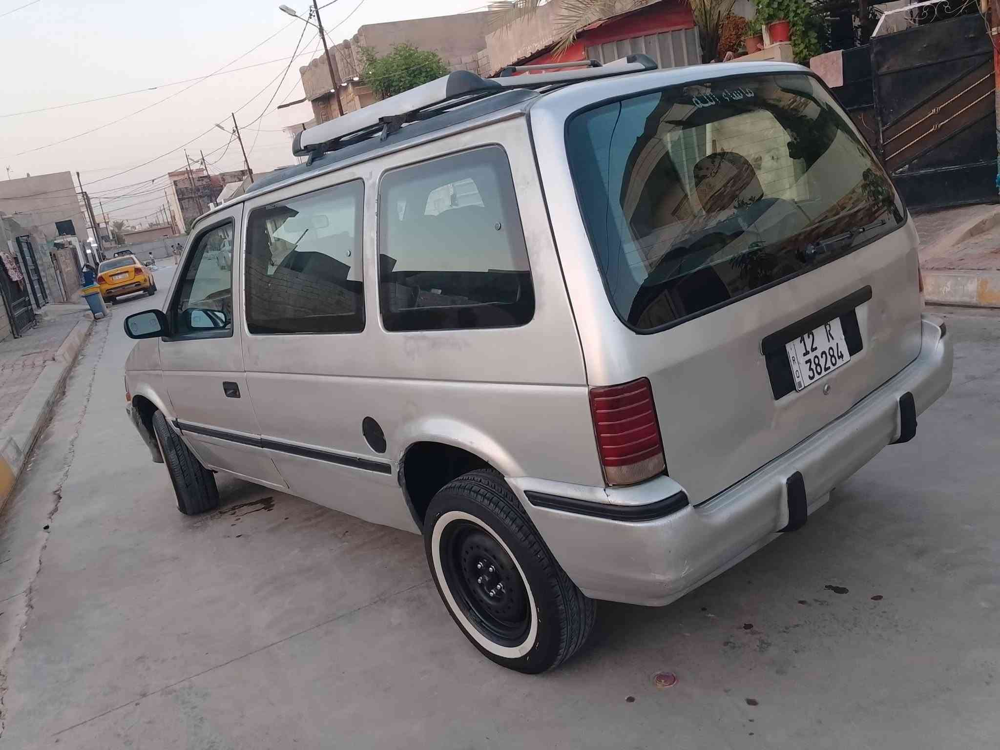 سلام عليكم عيني عندي گلايزر للبيع موديل 93 حجم 3000 محرك گير بشرط گشر داخل نضيف لون رصاصي فضي سنويه مشروع وطني لحد 2030تنتهي شرط التحويل بطاقه بنزين ⛽ بيها كهربائية شغاله مكاني كركوك سعر 36بي مجال بسيط ***********

