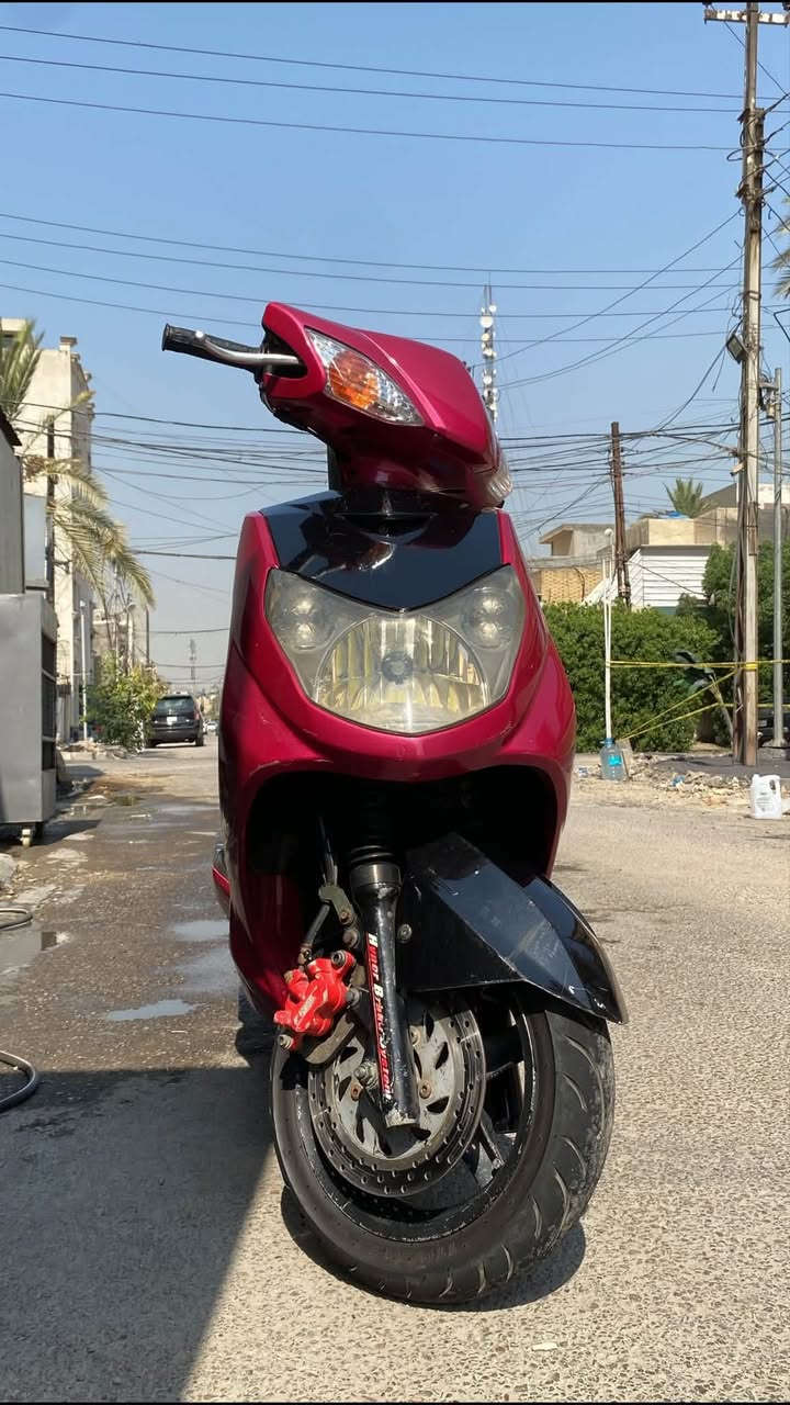 سلام عليكم سكنس فحل لونه كرزي🍒 بيها كابربتر رياضي مكينه مزود 58 شلعه معدل  بيه روله مال رمبه اصليه  كهربائيات كلها شغاله بيها لايت زنون  سكن كلوب رماش عالي بس ناصي من دكمه واير مشلوع دراجه خير من الله نكره سلف قفل ستيرن جنطه بيها محترك بس دشبول. دشبول محتركك سعره 900 بيها مجال دراجه مكفوله او مراوس اب جبلي كون نضيفه ما مفتوحه مكاني بغداد المنصور +***********
