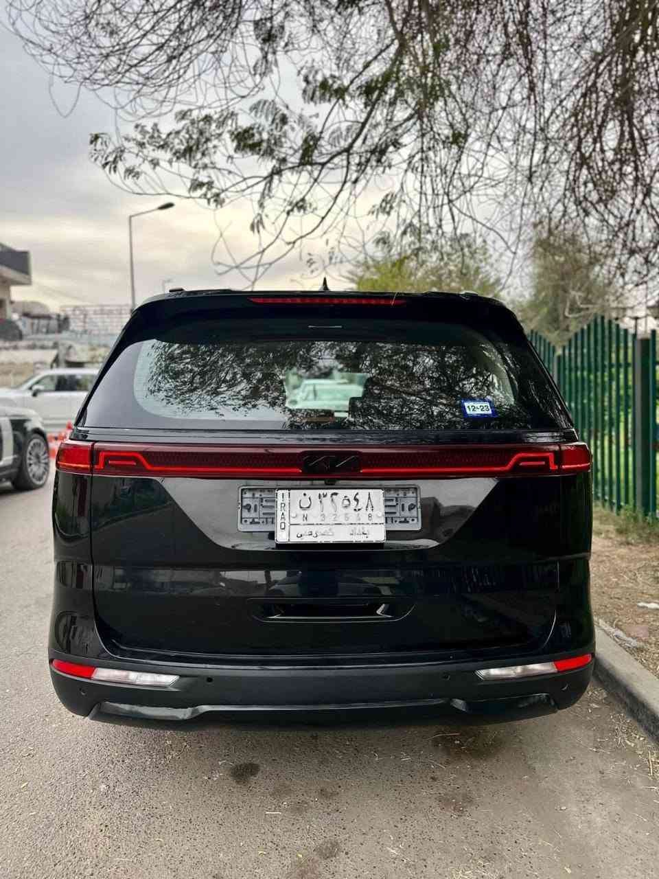 كيا كرنفال لون اسود ملكي 
موديل 22  ارباكات سليمه  وبدون صبغ 
تشغيل عن بعد ، كشنات جلد ، كشن كهرباء 
شاشة كبيرة ، سايد بريك اوتو ، حساسات 
كامرة اماميه وكامرة خلفيه ، رادارات ، نقاط عمياء 
مثلث تحذير في المرآة ، انظمة قيادة ، إشارة بالمري 
بصمة ابواب ، الأبواب الجانبيه كهرباء 
محرك 3500 ، ستة سلندر ، بانزين ، ثمانيه راكب ماشيه ٢٠ 
السيارة مرقم بغداد مشروع وطني بأسمي تحويل ثاني يوم 
حادثها تبديل قبق الجنطه الخلفي بلادي  بنفس اللون بدون صبغ 
الشراي الاتصال ***********
