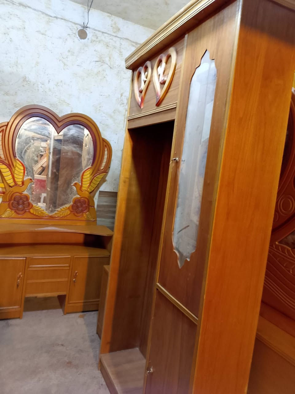 غرفه سته ابواب صاج العنوان النجف شارع المدينه سوق الحديقه مقابل محلات البلديه الرقم ***********
