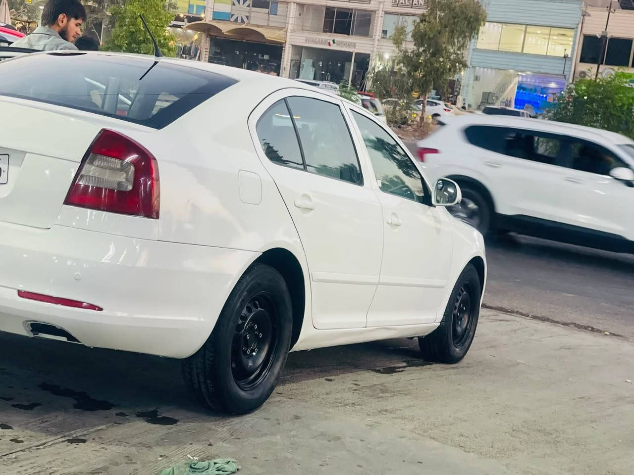 سکودە ٢٠١٣ تۆماتیک مکینە ٢٠ 
پیشتر تەکسی بوە کراوە بە خسوسی
گێر و مکینە و بەشەرت 
تەبرید لە سلوری 
تەقە و رەقە بەشەرت 
سەیارەکی بێ مەسروف
سەنەوی هەزە هەموی نوی 
پیشی لیدرانێکی هەیە ارباگی تەقیە 
باقی هیچکەی نیە 
سحر ٥٥ و کەمێک معاملە 
گۆرینەوە و قستمان نیە 
*********** أربيل, العراق
