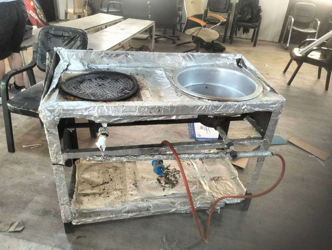 اخوان السلام عليكم عندي ذني الغراض للبيع شوايه كص عارضه فلافل طباخ فلافل ابو العينين عنواني سوق الشيوخ العكيكه  تلفوني ***********
