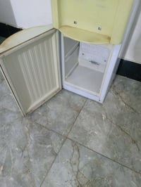 براد للبيع نضيف يشتغل حار وبارد سعر 40 مكان ديالئ نهاية شارع المصرف 07...