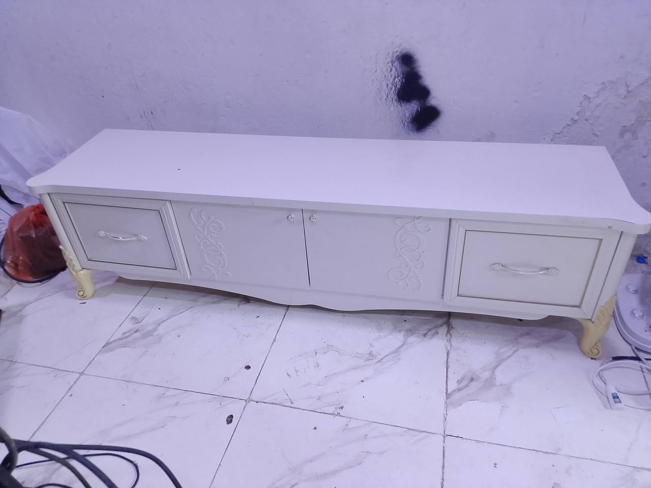 مێز تیڤی مارکەیBELLONA زۆر پتەوو خاوێنە لۆک لۆکە 1سال کراوە بە280$ 2مەترە یازیاتر نازانم بەس لە شاشە 43 وە هەتا شاشە 100 دەتوانی لەسەری دانێی قفلی 120 هەزارە شوێن هەولێر سێتاقان نزیک نەخۆشخانەی دایک 
***********ژ.م
