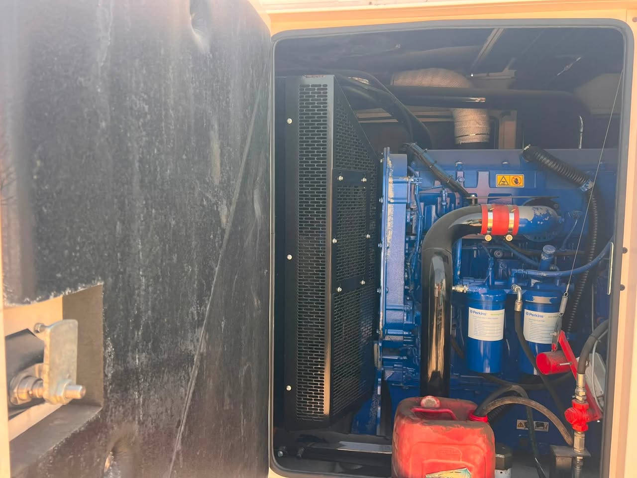 بيركنز حجم 2500 FG
‏550kV 
وارد بيرطاني 
ساعات العمل 112 ساعة 
المولد شرط الفحص والحمل 
يوجد كافة انواع واحجام المولدات 
العنوان اربيل صناعة شمالي 
***********
***********
