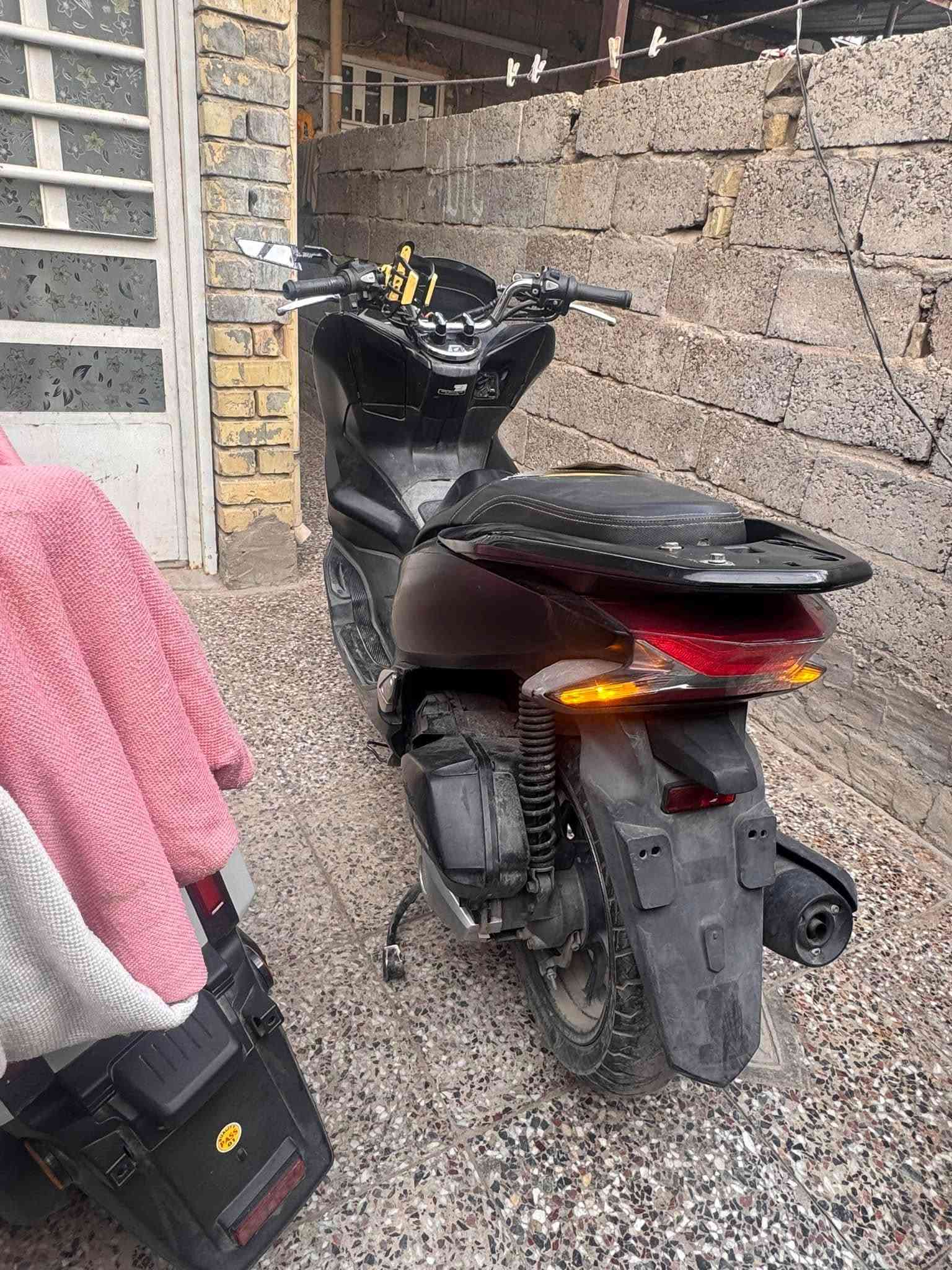 🔥 للبيع هوندا PCX 150 – Gen 3 🔥

🏍️ Honda PCX 150cc – Gen 3

دراجة هوندا PCX، عملية ومريحة للاستخدام اليومي والمشاوير داخل بغداد.

المواصفات:
✅ محرك 150cc
✅ أوتوماتيك
✅ تشغيل بصمة Smart Key
✅ شكل رياضي وشبابي
✅ جاهزة للاستخدام
✅ أوراق أصولية

ملاحظات على الحالة:
🔸 بيها طگة بسيطة وآثار استخدام وخدوش موضحة بالصور.
🔸 الكرسي بيه فتحة بسيطة ومبينة بالصور.
🔸 الفحص متاح للجادين.

💰 السعر: 13 ونص ورقة 💵 وبيها مجال بسيط
📍 الموقع: بغداد – الشعب

📞 للاستفسار: اتصال أو واتساب
***********

⚠️ السعر قابل للتفاوض للجاد فقط، والفحص خير دليل.
