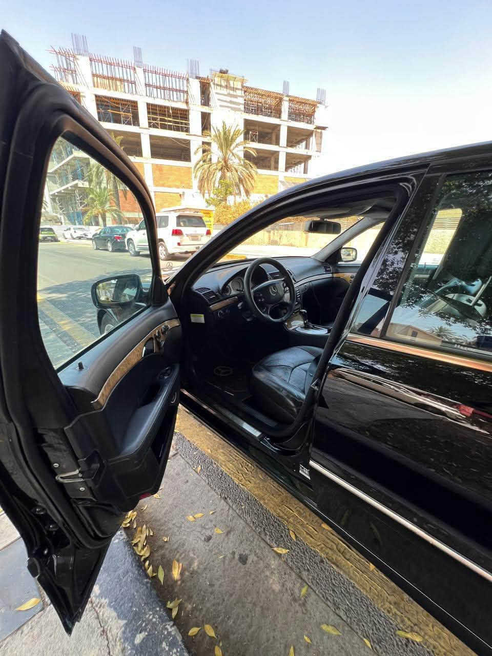 ╔═══ ❖ بسم الله الرحمن الرحيم ❖ ═══╗
🚘 مرسيدس أم عيون W211 E350 موديل 2008 🚘
🔥 المرغوب والمكفول 🔥

• محرك وكير مكفولات
• كير 7 نمر
• السيارة طيارة ما شاء الله 🚀
• نادر تلكه هيچ قطعة، وبهالنظافة وبهالمواصفات 👌
• وضع البلادي 
• كشنات جلد
• تبريد وتدفئة للكشنات ❄️🔥
• تحكم كهربائي بالأبواب
• فتحة سقف
• ستيرن تحكم كهربائي
• صعود ذكي
• نظام ترحيب
• سماعات دمام 🔊
• السيارة نظيفة كلش ✨
• الصبغ بيها ربع جاملغ فقط: الأمامي الأيمن

💰 السعر: 150 ورقة

📞 للاستفسار:
***********
موقع السياره بغداد اليرموك
╚═══ ❖ الله يرزق الجميع ❖ ═══
