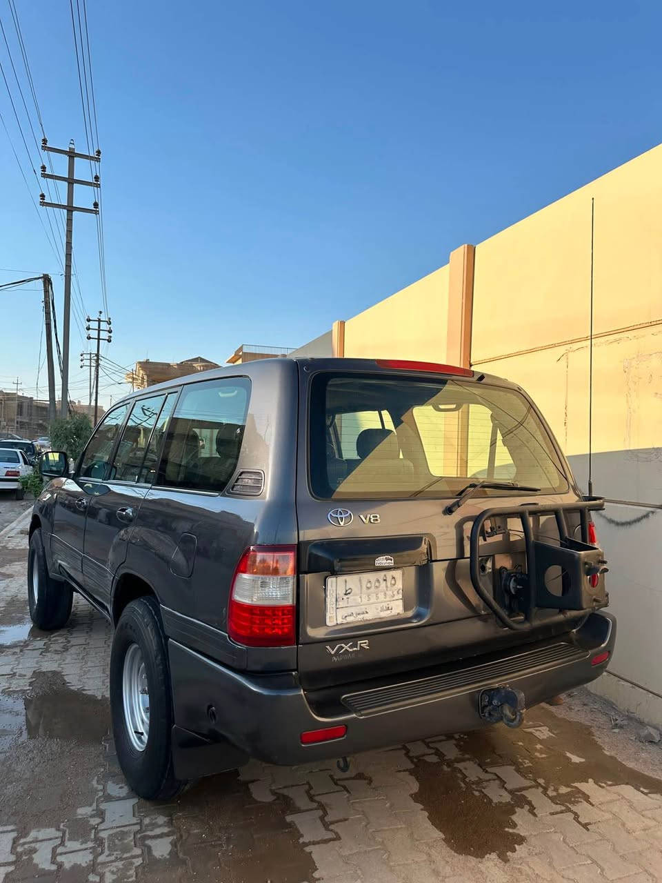 سلام عليكم 
لاندكروز vxr موديل 2005 مكينه 8 سلندر كير اوتو سياره نضيفه كلش بيهه صبغ جاملغ امامي وبنيد بدون ضربه وبيه صبغ على كد الخطه حداديه جديده مكينه كير كفاله فور ويل شغال ستيرن كهرباء كشنات كهرباء فتحه السياره سعرهه 160 وبيه مجال كلش قليل اي استفسار ***********￼ المدينة, البصرة
