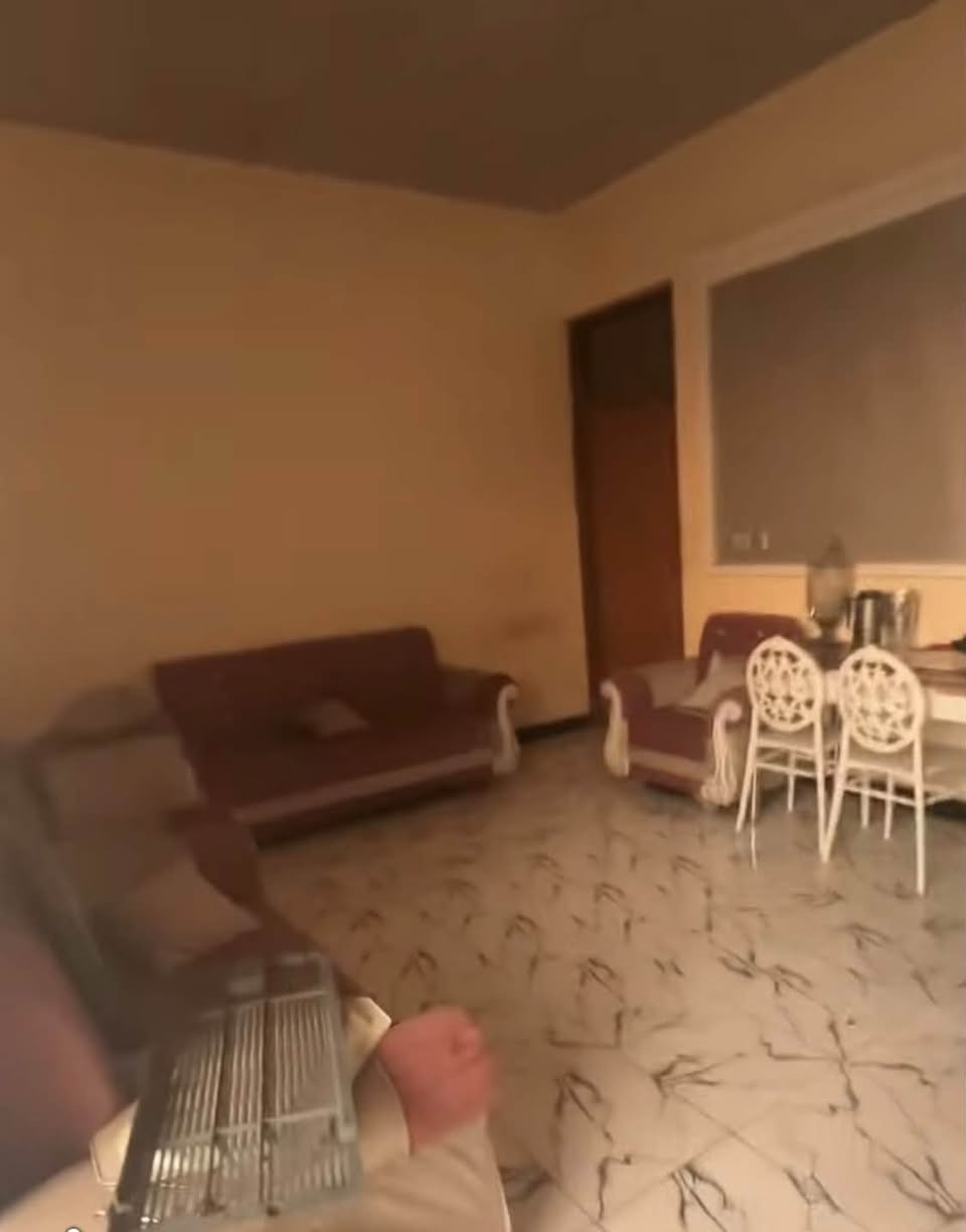 بيت في حي البساتين شارع ابو رحاب مدخل فرع انشائيه الباهر 
البيت فارغ 
معروض للبيع 
(و أيضآ للأيجار الى حين البيع)
المساحه 75 متر 
البيت ركن 
بناء نظيف 
خدمات كامله ماء و كهرباء و مجاري وقريب جدآ  عن التبليط
الملحقات…
غرفه نوم
استقبال 
صاله مفتوحه على المطبخ
خدمات مشتركه 
طارمه 
سعر البيع 40 و بي مجال
سعر الايجار 350 وبي مجال 
للتواصل وللاستفسار اتصل واتساب 
***********

