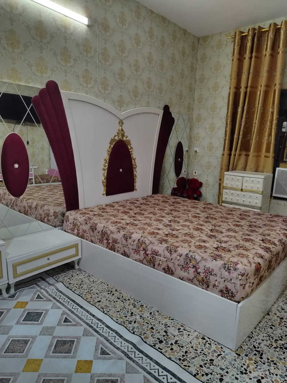 السلام عليكم غرفة تركيه نظيفه للبيع ب800 الف وبيها مجال بسيط للتواصل على الرقم واتساب  ***********
