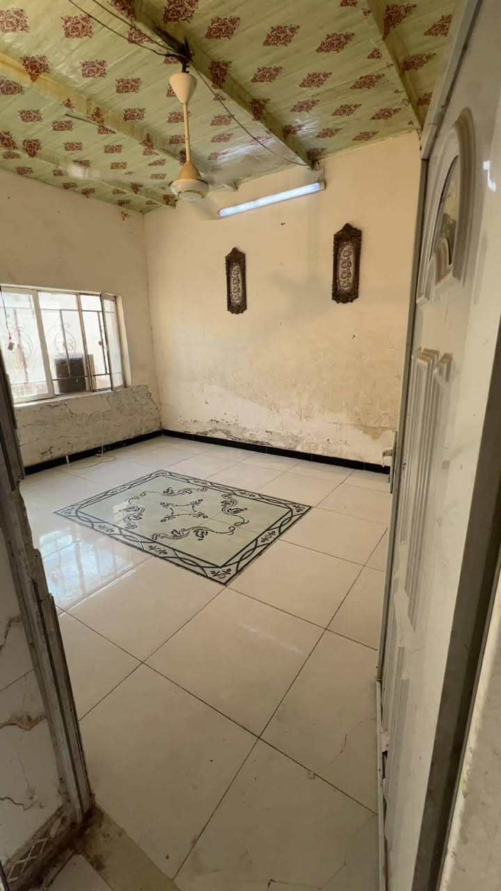 بيت بحي البساتين قرب مدرسة الاسوار 100متر سقف سندويج عارضه 65وبي مجال ***********
