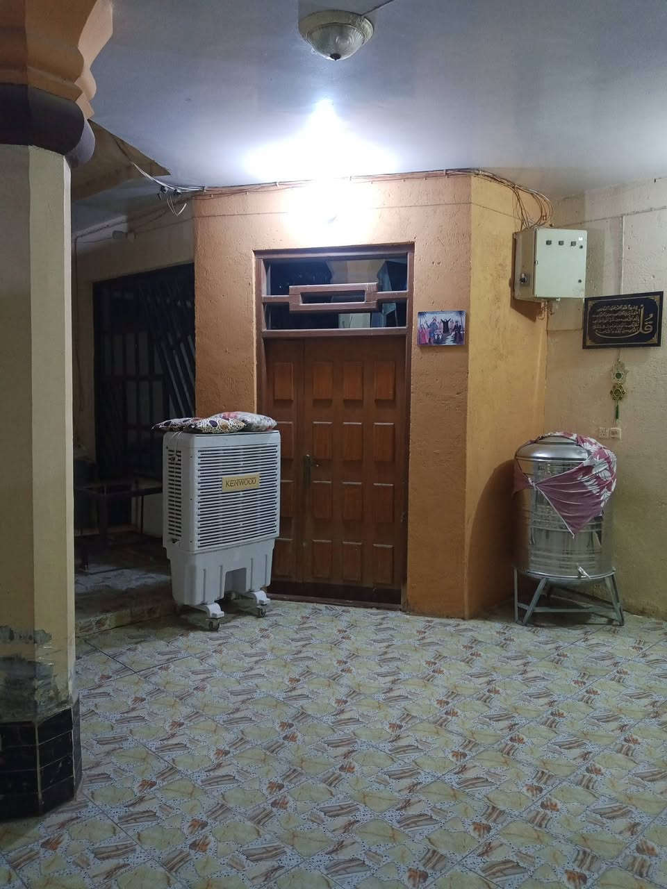 سلام عليكم بيت للبيع الصويرة طريق المطار مقابل معمل الحليب يتكون من ثلاث غرف وصالة ومطبخ واستقبال مساحته البيت الكليه 200 مكلف بنشر رقم صاحب البيت ***********
