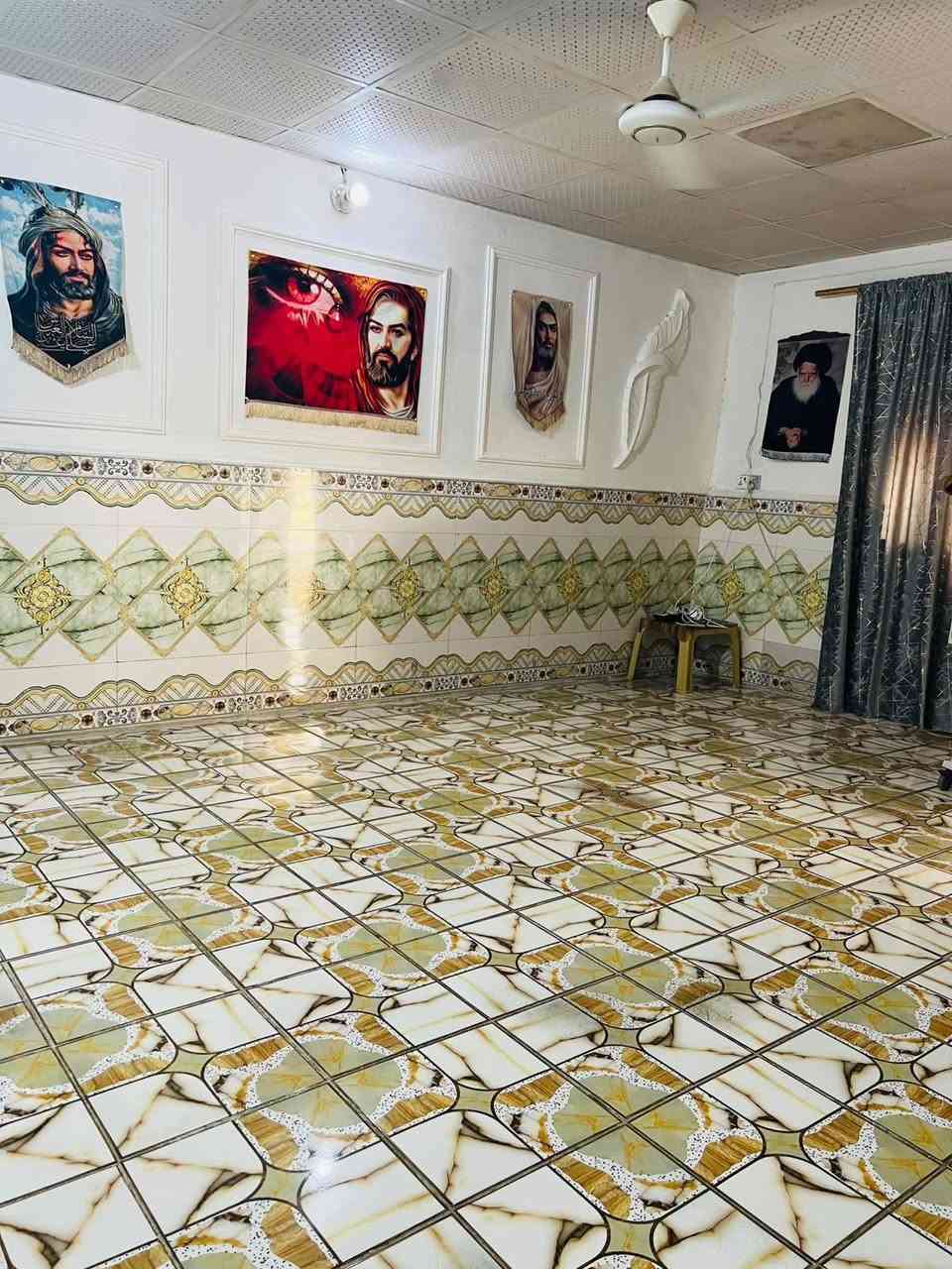 السلام عليكم بيت للبيع العزه القديمه عرصه يعني مكاتبه فقط عند الدلال عند الشراء المساحه 110 واقع حال يتكون من استقبال ومطبخ و3 غرف نوم وهول صغير وتواليت خارجيه وحمام داخلي للاستفسار على الرقم 
***********
واتساب ***********.
