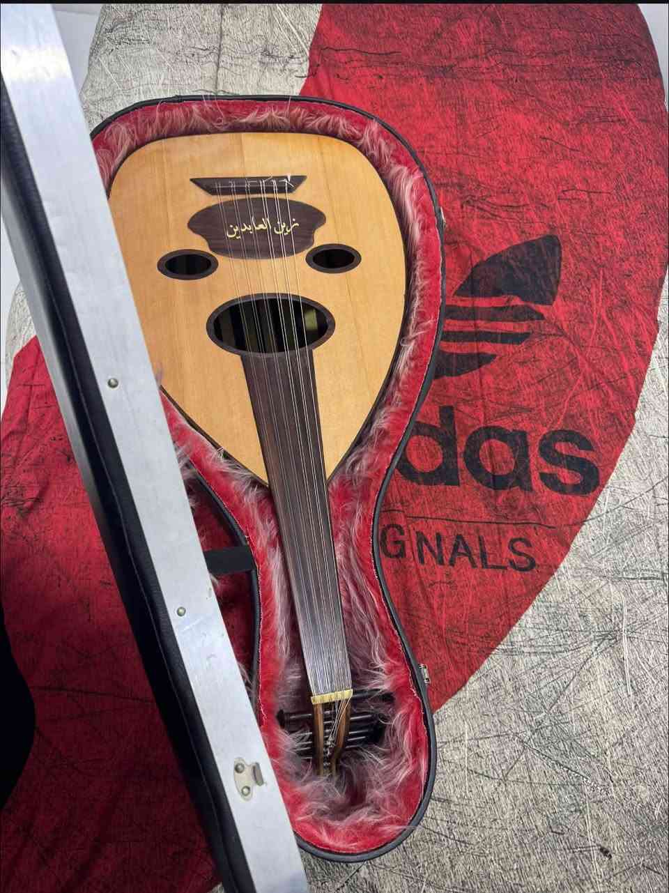 عود عراقي صناعه الاسطى سنان سمير2026
الوجه سيدار 
الضهر تشكيله اخشاب متنوعه مشدود عليه اوتار نوعيه ممتازه للبيع او المراوس بعود سحب سبب البيع اريد احول عود سحب ***********
