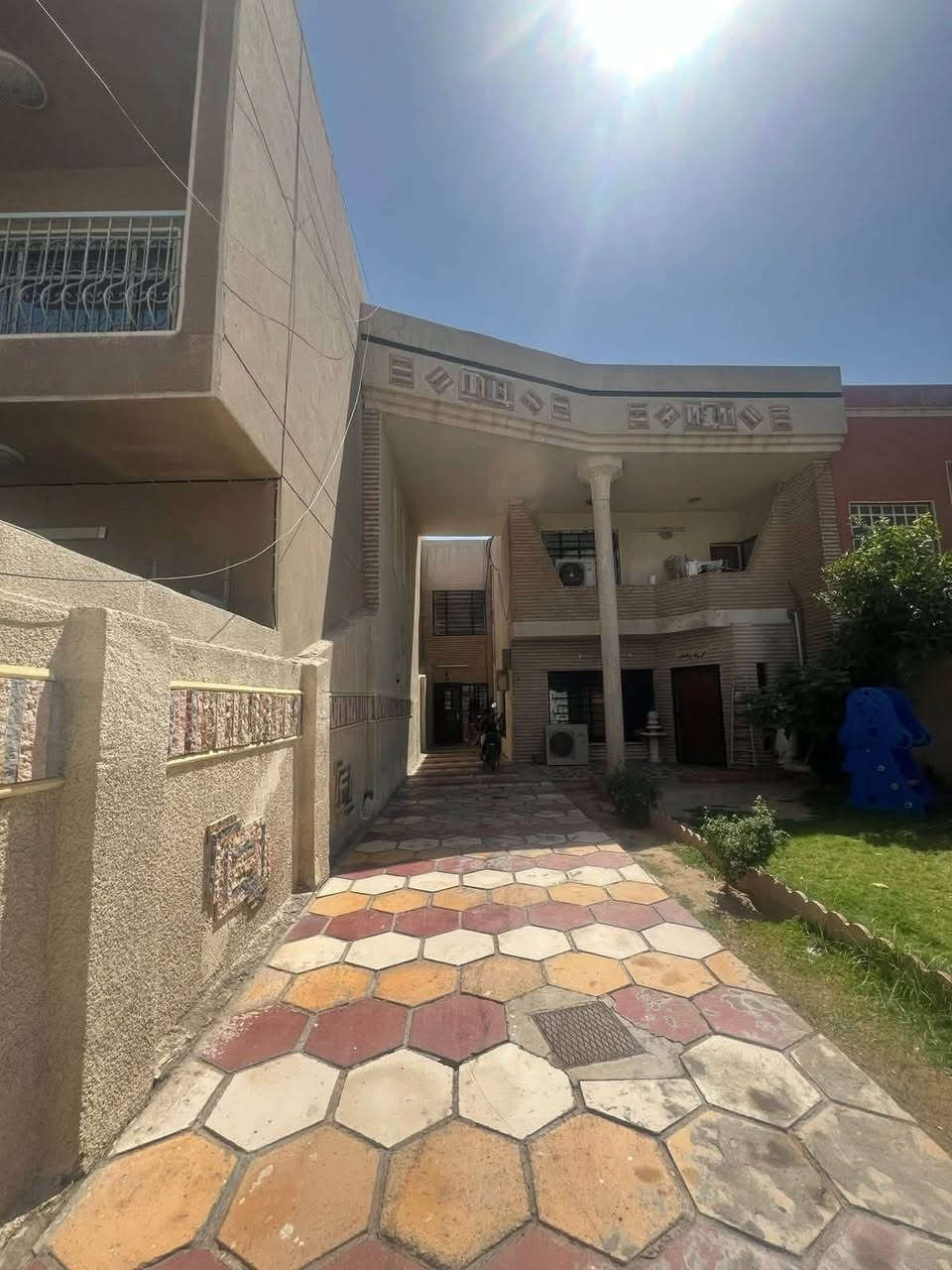 🏡 الفهد للوساطة العقارية 🏡
🔥 هذا العرض للإيجار — إيجار إيجار 🔥

📍 الموقع: حي البنوك – محلة 319 – زقاق 40
📍 خلف شارع الميثاق

📐 المساحة: 255 م²

✨ مواصفات العقار:
🔹 كراج كبير
🔹 حديقة كبيرة
🔹 حمام خارجي

🏠 الطابق الأرضي:
• مطبخ
• صالة
• استقبال (غرفة ضيوف)
• غرفة نوم
• حمام

🏠 الطابق الأول:
• 3 غرف نوم كبيرة
• صالة
• حمام

🏠 الطابق الثالث:
• بيتونة
• سطح كبير جداً

🔥 للإيجار — تريده مع الأثاث؟ تريده بدون أثاث؟ الخيار متوفر حسب رغبتك.

📞 للاستفسار والتفاصيل:
***********
***********

🏡 الفهد للوساطة العقارية — عروض مميزة، ومواقع تستحق.
