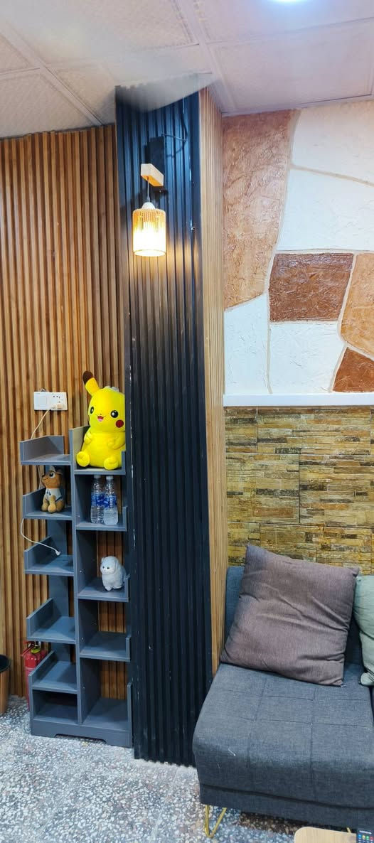 🏡 شقق دجلة المؤثثة للطالبات فقط 🚺

تتوفر شقق مؤثثة VIP للإيجار في منطقة علي الصالح مباشرة على الشارع التجاري/ شارع المركز/(خلف مطار المثنى سابقًا) بموقع مميز وهادئ.
 تبعد الشقق حوالي 10- 20 دقيقة فقط عن:

📍 جامعة آشور
📍 جامعة المأمون
📍 جامعة التراث
📍 الجامعة العراقية للعلوم 
📍جامعة النخبة

مميزات الشقق:
✅ أثاث حديث ومتكامل
✅ غرف مريحة ومطبخ مجهز بالكامل مع حمام وصحيات غربي. 
✅ تكييف تبريد وتدفئة 
✅ إنترنت (Wi-Fi) مجاني (( وقريبا خدمة Starlink )) 
✅ بيئة دراسية آمنة وهادئة مع دخول ذكي للشقة ( رمز سري) مع كاميرات مراقبة خارجية. 
✅ وجود مطعم ماكولات شرقي وغربي في نفس البناية. ويوجد بالقرب من البناية صيدلية ومكتبة واسواق ومحل خضروات وفواكه 🍌🍎🥬وصيرفة ومطاعم شوي دجاج وسمك 🪿🦈 
🪜سهولة الوصول إلى جميع المناطق الحيوية في بغداد { كرخ ورصافة}

💸 الإيجار الشهري للسرير الواحد في غرفة زوجية او ثلاثية حسب حجم الغرفة:
350 الف دينار طابق ارضي وأول
325 الف دينار طابق ثاني  بدون مصعد كهربائي
♟ ملاحظة: يدفع نصف الإيجار الشهري لشهري تموز وأب. 

📣 الوثائق المطلوبة: 
🌹نسخة من البطاقة الموحدة. 
🌹الهوية الجامعية مجددة حسب الأصول. 
🌹بطاقة السكن. 
🌹 توقيع تعهد خطي من قبل الطالبة بالالتزام بتعليمات السكن الطلابي
🔥 ملاحظة مهمة:
♟️السكن مخصص للطالبات فقط وليس للموظفات. 
♟️تعطى الافضلية للسكن لطالبات كليات الطب وطب الأسنان والصيدلة

📞 للاستفسار والحجز وطلب إرسال الموقع الاتصال:
واتس اب ***********
ايميل: dijilahbaghdad@gmail.com,
