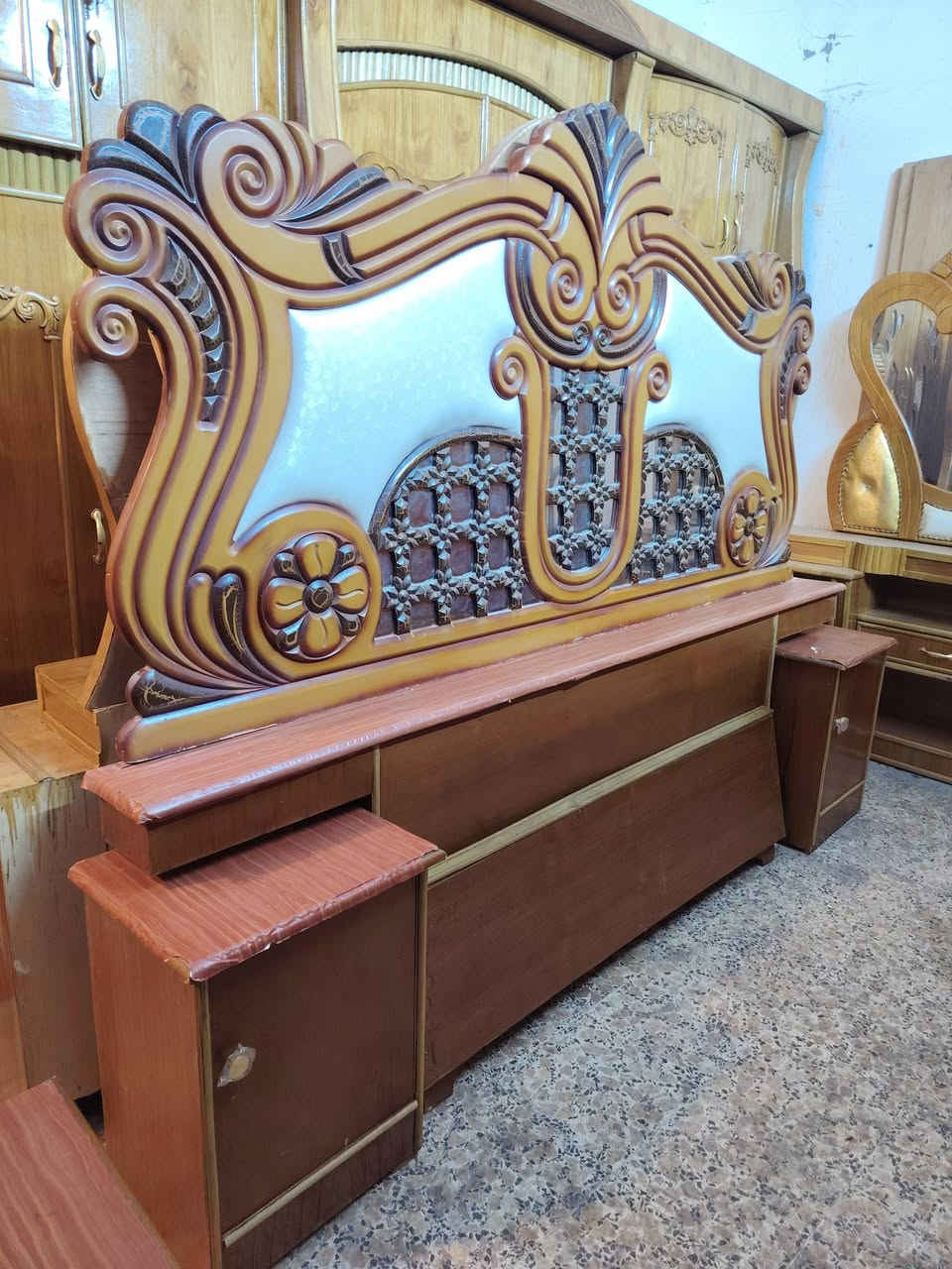 غرفه مستخدمه 6باب سعر450معرض ابو عقيل ميسان حي رساله شارع ماطور قرب صيدليه حازم ***********
