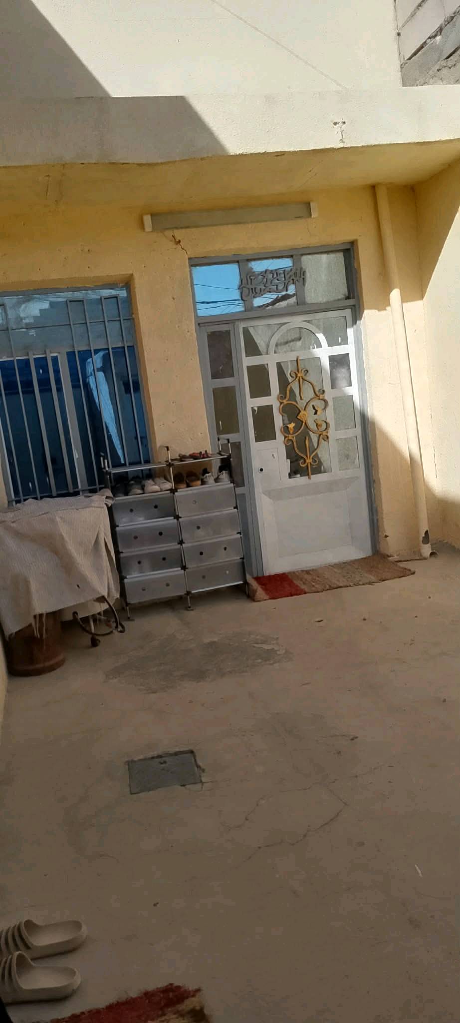 بيت ١٠٠ متر بي غرفه وصاله واستقبال ومطبخ وتخاريج اساس  تجعيب طابوك بناء بلوك سقف عكاده السطح فرشي بي خط مولده وانترنت  جاهز حتى التشاريف كامله بيه طارمه واسعه  الشراي يتفضل واتساب العنوان الكوفه شارع المعل قرب مدرسة الازدهار اواتصال ***********