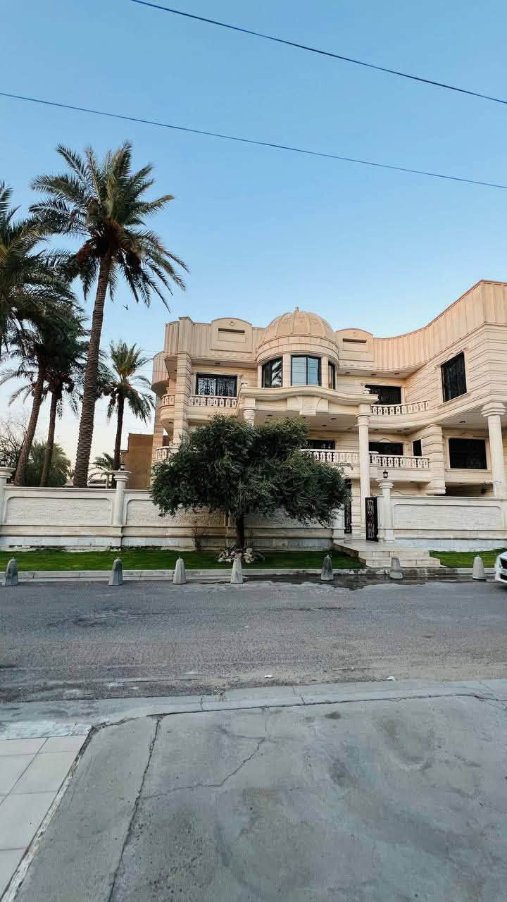 🏰 قصر فخم ركن للبيع | زيونة – محلة 710 🏰

📍 الموقع: زيونة – محلة 710
📐 المساحة: 600 م²
📏 الواجهة: 30 م
📏 النزال: 20 م

✨ مواصفات القصر:
• مكون من 3 طوابق
• صالة واسعة وفخمة
• استقبال راقٍ
• مطبخ حار + بارد
• خدمات متكاملة
• 11 غرفة نوم بنظام ماستر 🛏️
• مصعد داخلي 🛗
• تصميم مناسب للسكن الراقي والعوائل الكبيرة

⭐ موقع مميز جدًا في زيونة – محلة 710
⭐ مساحة كبيرة وواجهة ممتازة
⭐ قصر متكامل بمواصفات سكنية فاخرة

📞 للاستفسار والتواصل:
***********
***********

🏢 مكتب الودق للعقار
بيع • شراء • إيجار • استثمار عقاري
