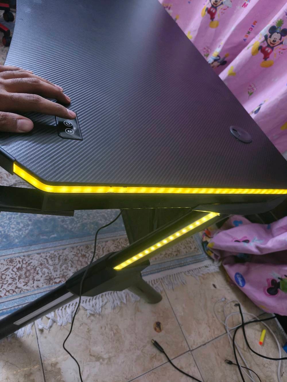 ميز مكتبي • قاعدة المنيوم • ٣ منافذ USB