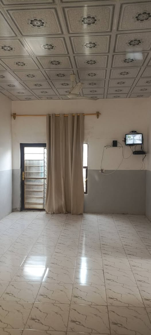 سلام عليكم بيت للبيع 200متر بنا جديد2023ساس حجر رتفاع الحجر متر مطبخ 5في4 براني 7في 4 قرف ثنين اربعه متر ونص في اربعه متر الا ربع  حمام داخلي مكاشيف 2 سيراميك كل البيت حمام خارجي سقوف ثانويه كل البيت سكف سندويج مي ومجاري درجه وله العنوان ابو صخير شارع ابو صخير نجف يبعد عن شارع العام 700متر كله شارع لباب البيت  مدرسه تبعد عن البيت 100متر اتصال*********** واتساب مفتوح ولمو شراي ليتعبني
